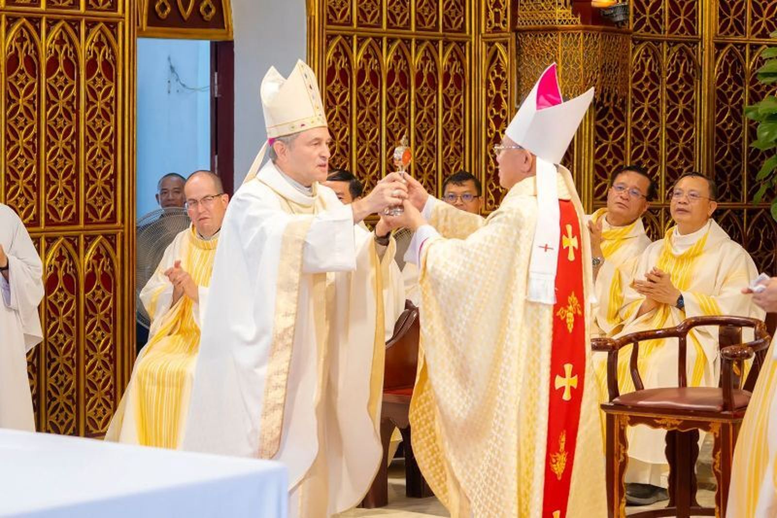 Josepa Segura  entrega la reliquia al arzobispo de Hanoi