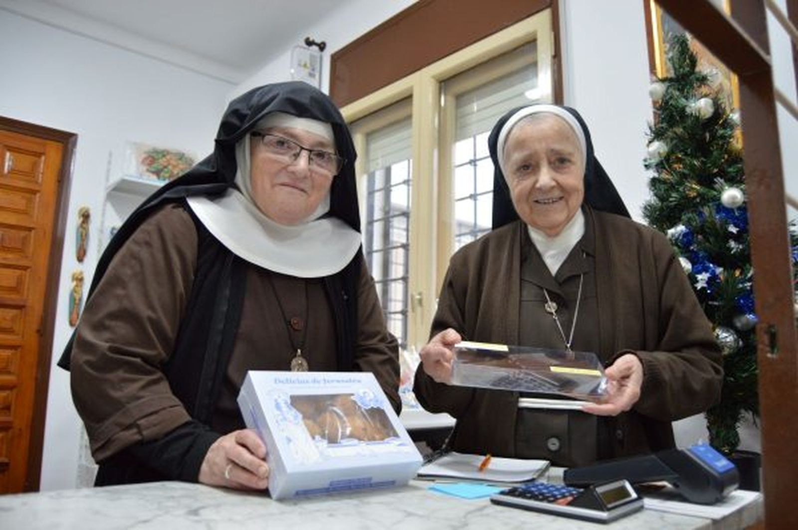Dos de las monjas del convento