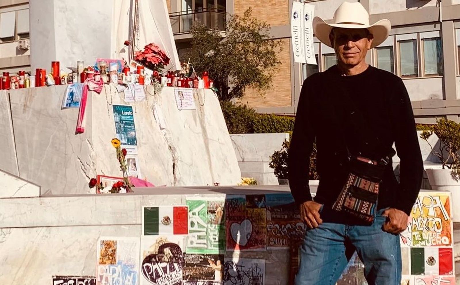 Roberto Márquez, el artista mexicano que acompaña al Papa en el Gemelli con su pintura