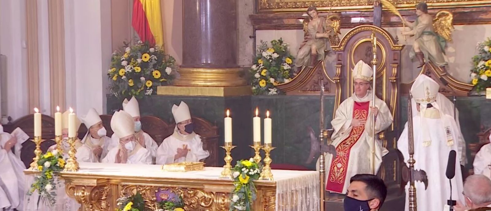 Los obispos presentes aplauden al nuevo castrense