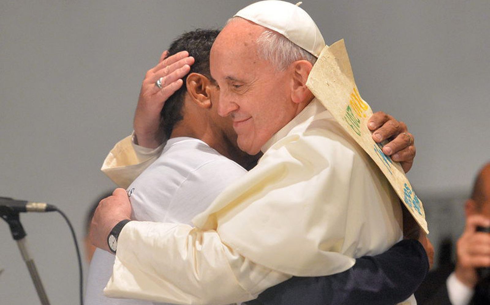 Papa Francisco abrazando a un joven