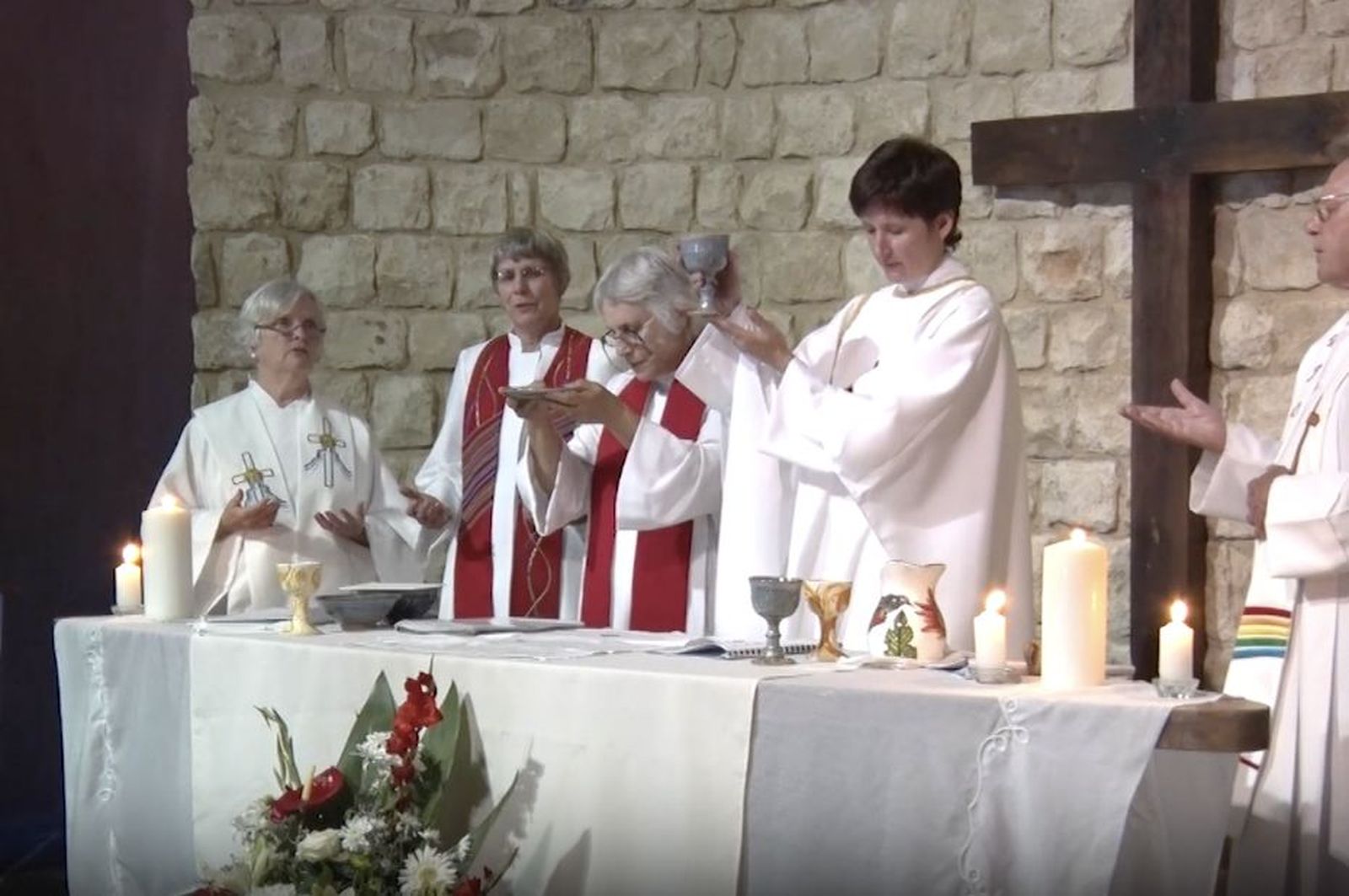 Una mujer recién ordenada preside la eucaristía en Sudáfrica, en una foto de archivo