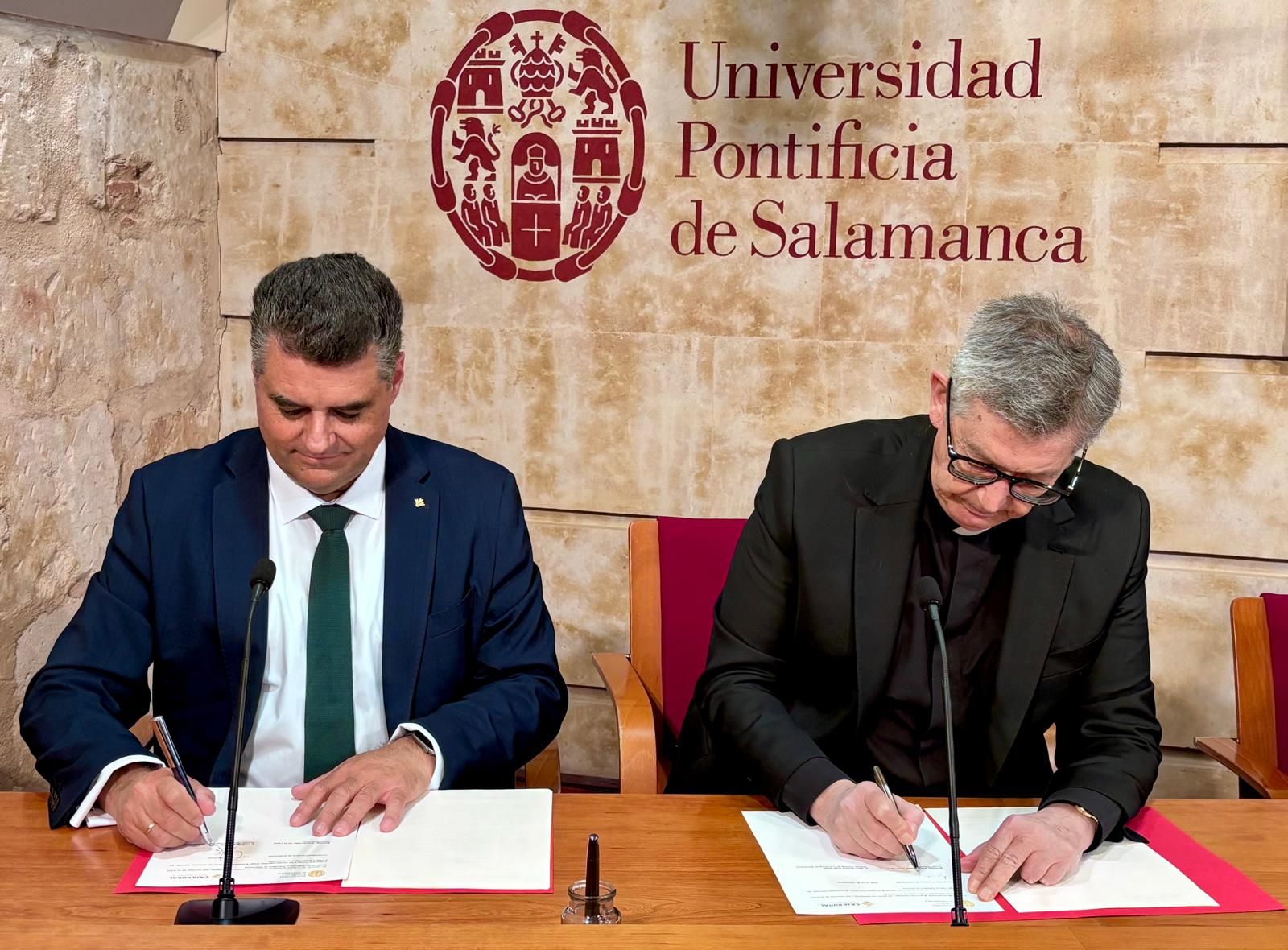 José Ignacio Juez Marín (Izda) y Santiago García-Jalón de la Lama firman el convenio