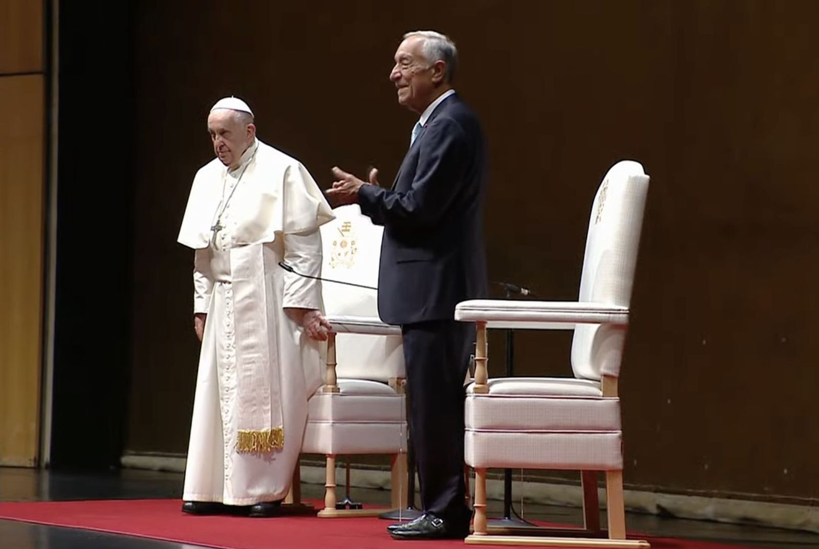 E presidente de Portugal aplaude al papa Francisco