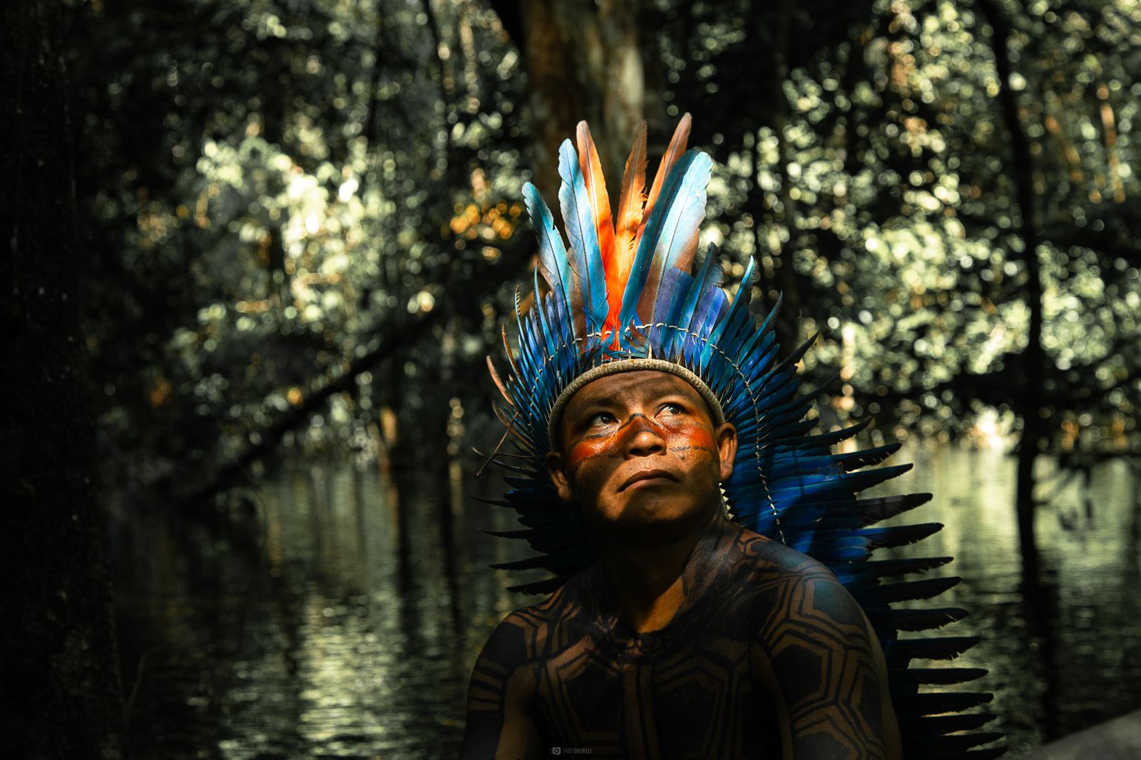 El jefe endógena Dadá, en canoa