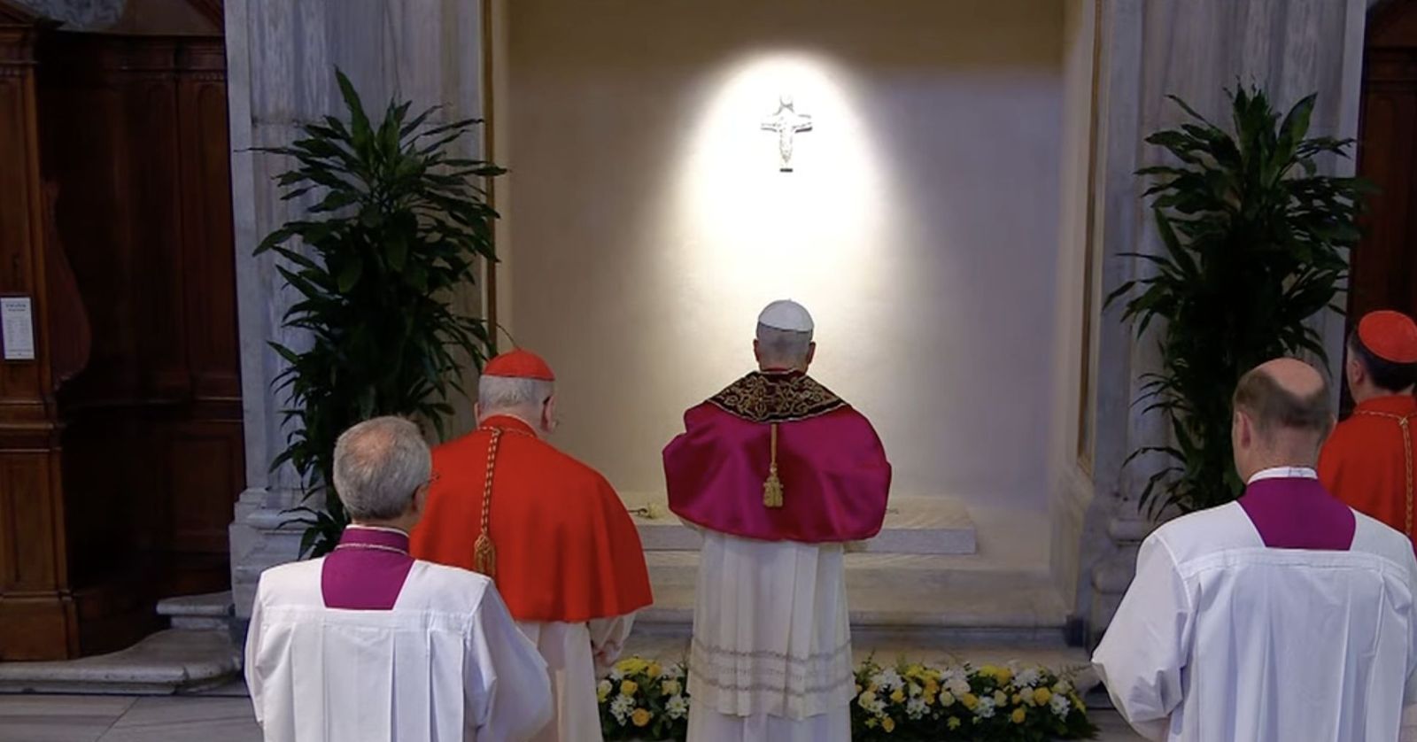 León XIV ante la tumba de FRancisco