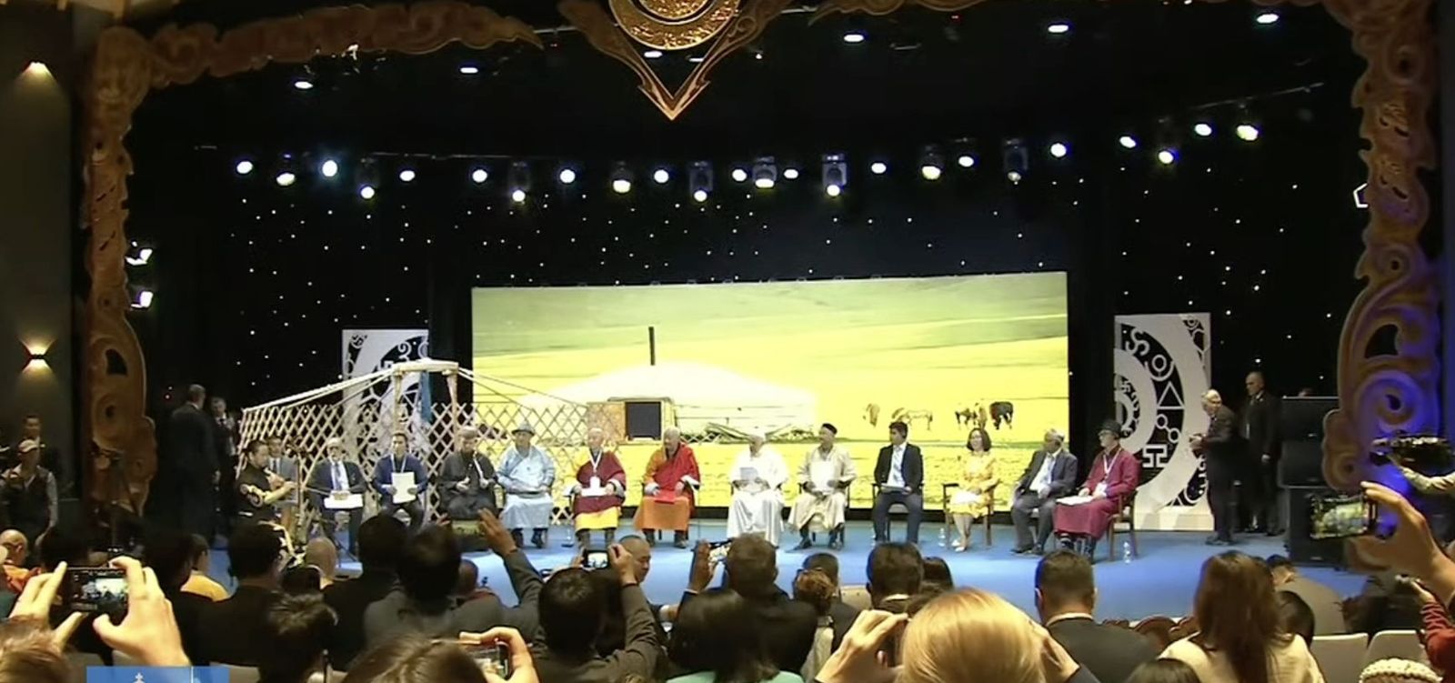 Los líderes religiosos, unidos en el teatro Hun