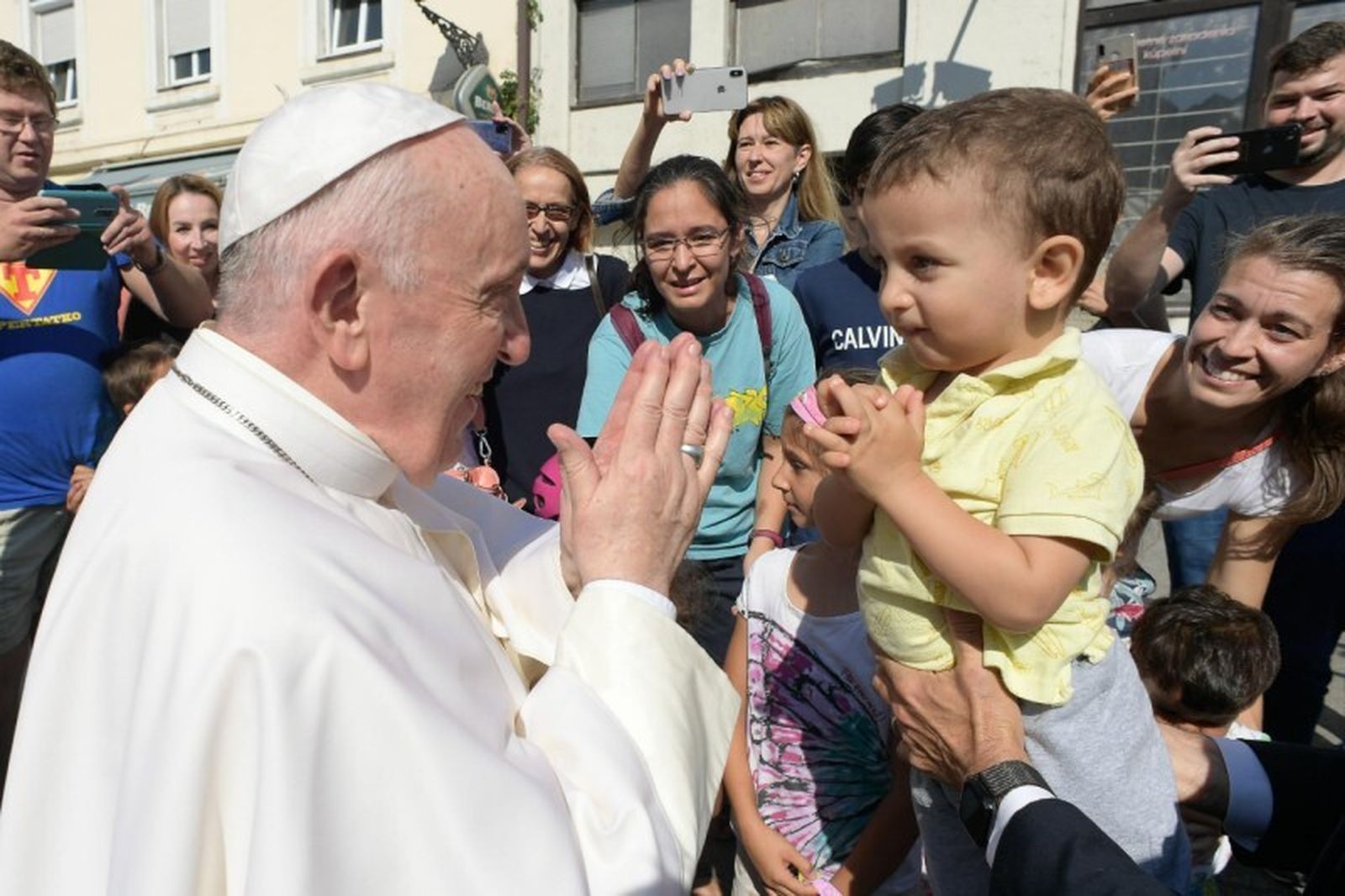 El Papa 'reza' con un niño en Bratislava