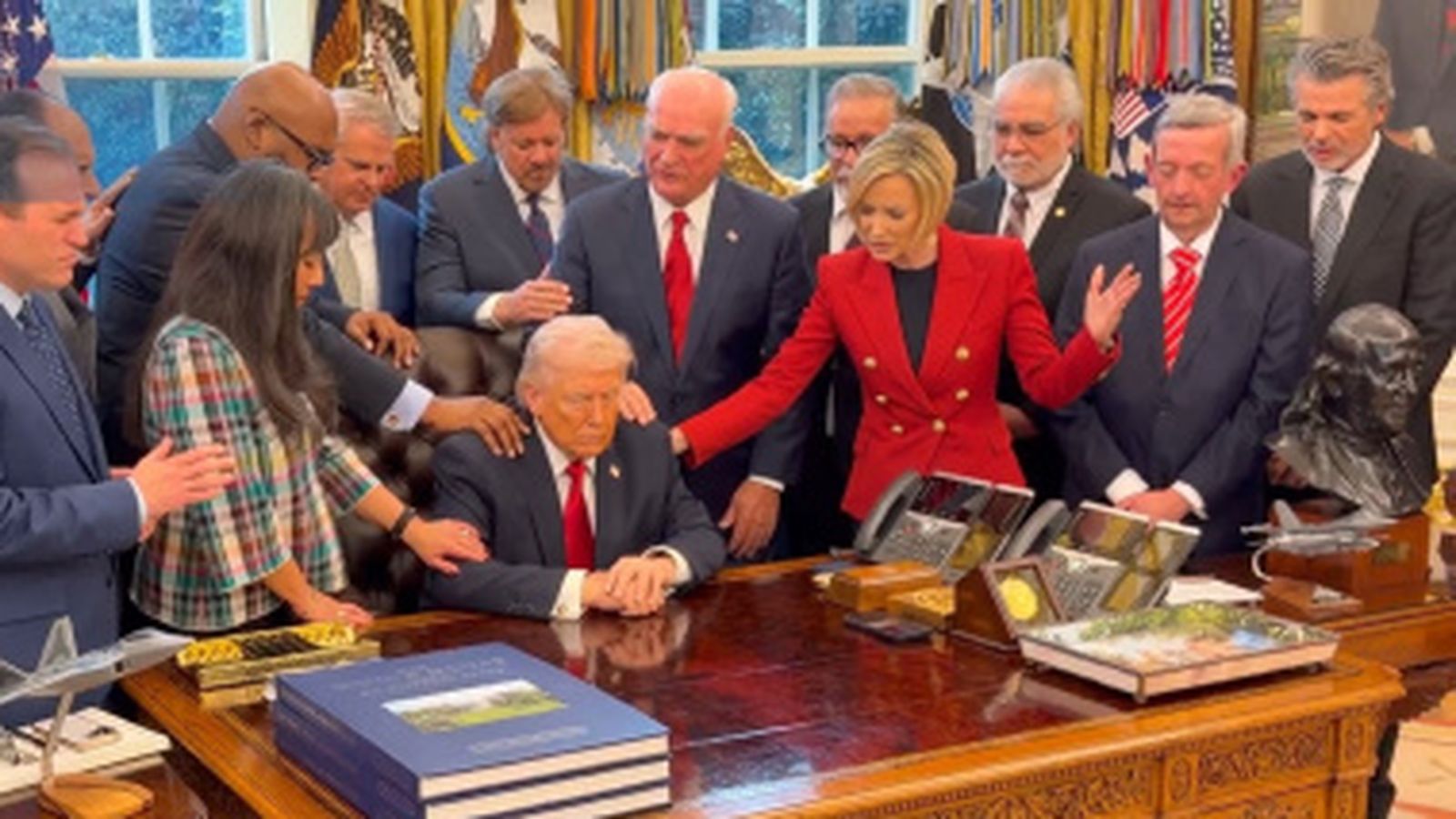 Donald Trump rodeado de pastores evangélicos orando por él