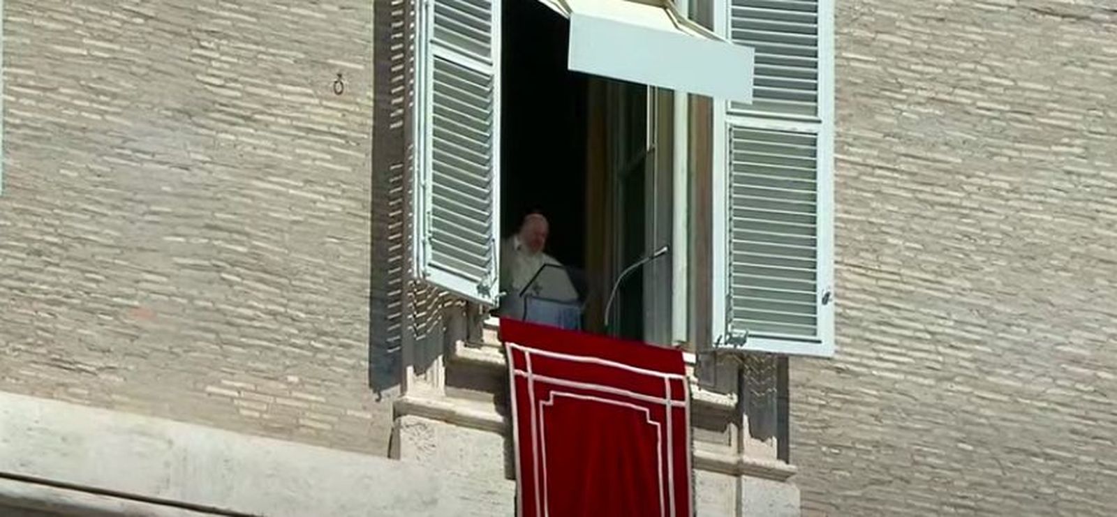 Francisco saluda desde el balcón