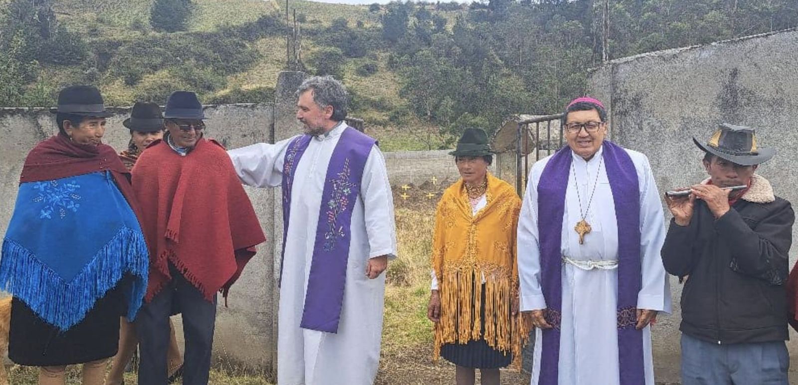 Geovanni y un sacerdote con fieles