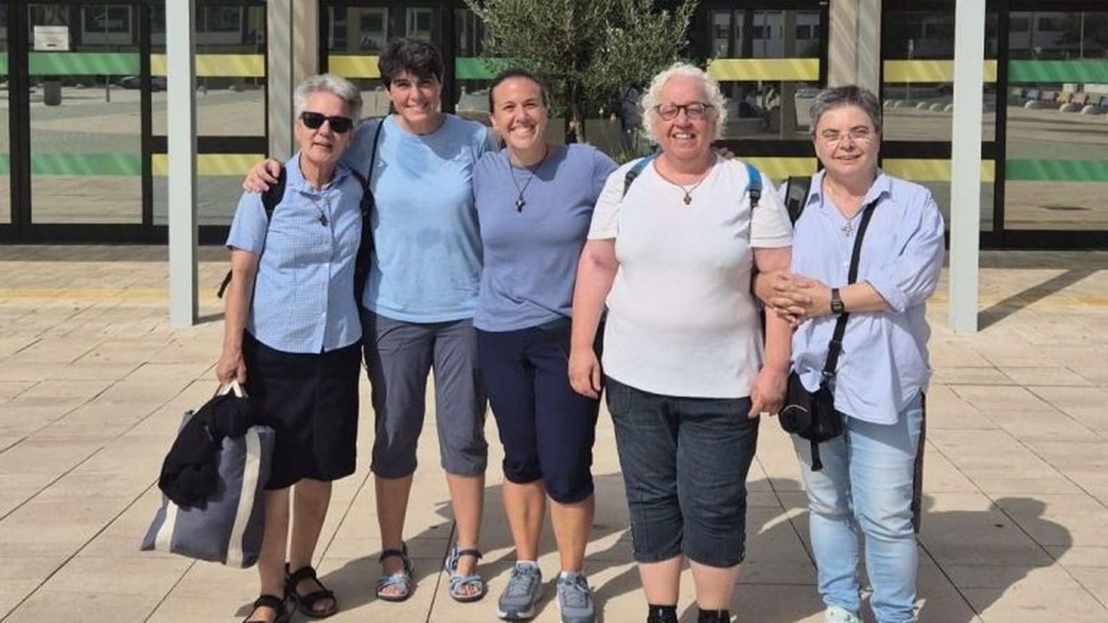 Las Hijas de la Caridad, el día de su llegada a Ceuta. De izquierda a derecha: Julia, Clara, Cristina, M. Carmen y Araceli.