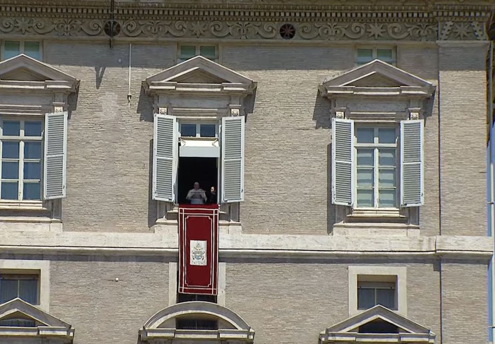 Francisco asomado al balcón del Palacio Apostólico