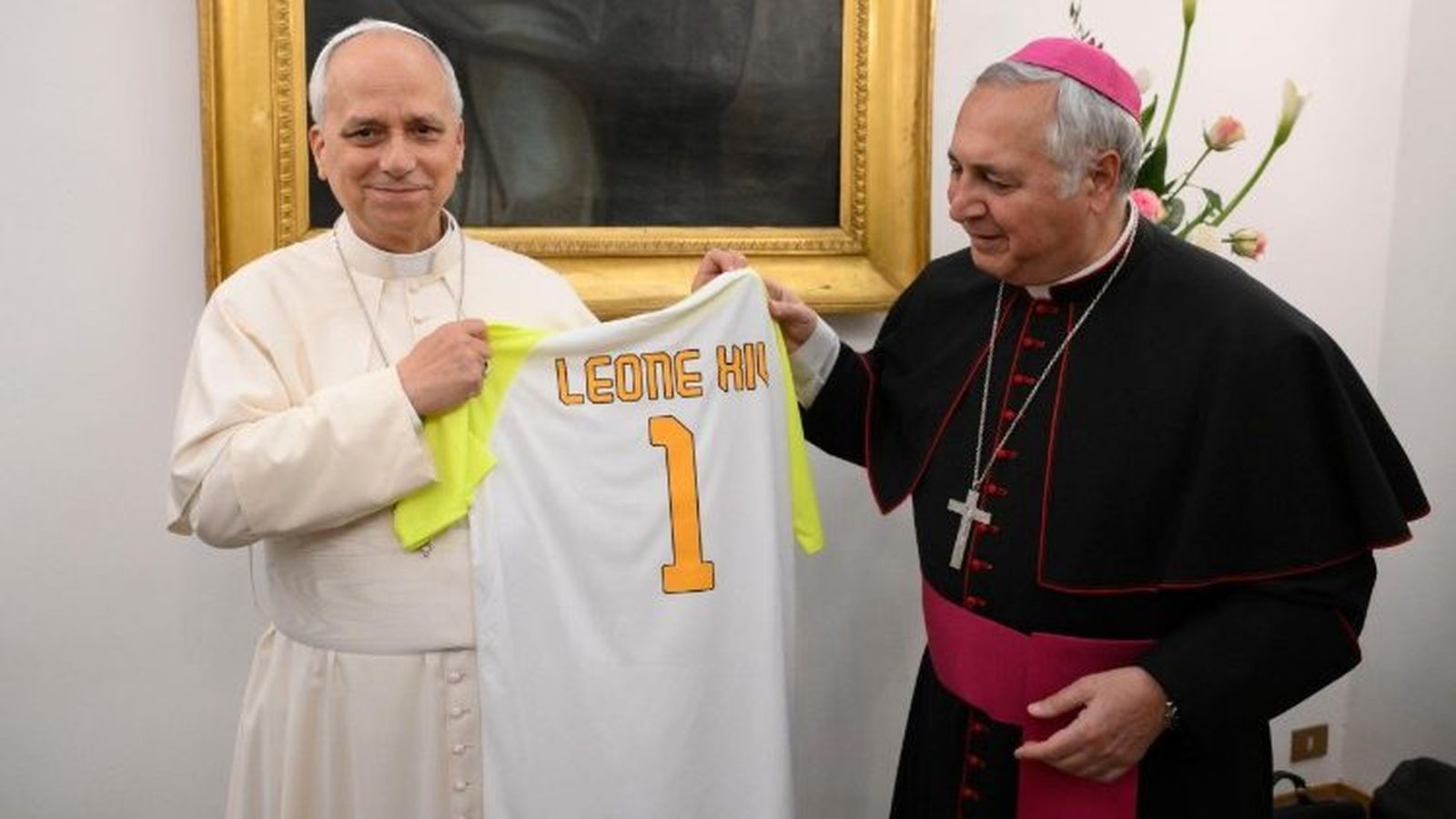 León XIV, con una camiseta con su nombre