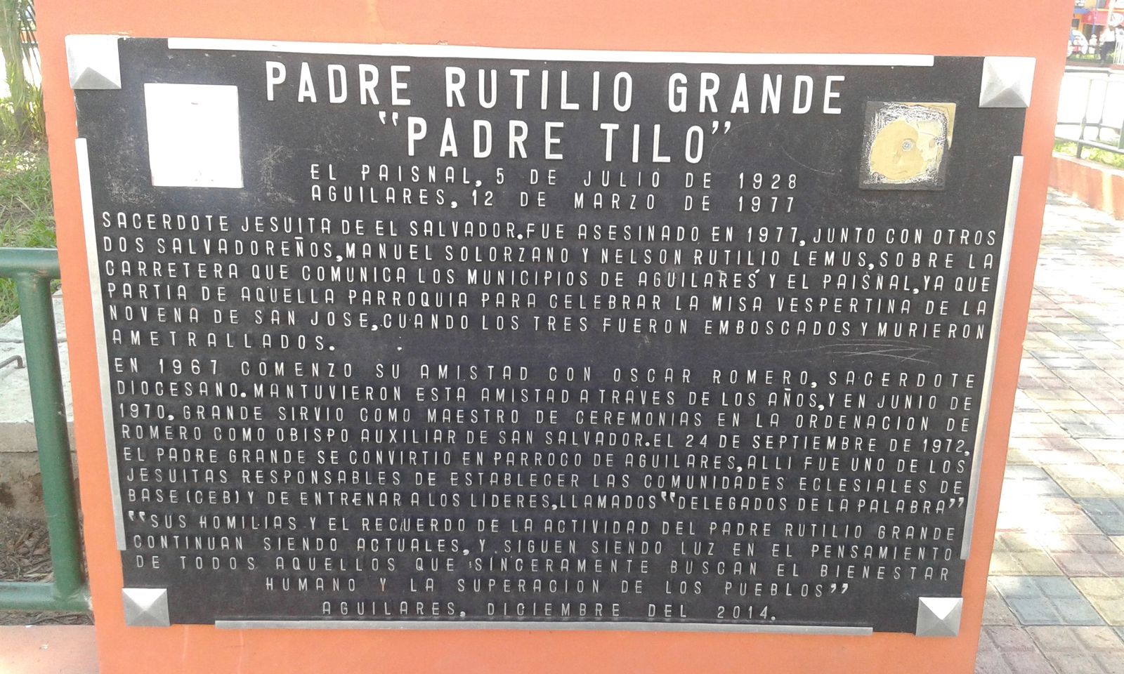 Placa en memoria de Rutilio Grande