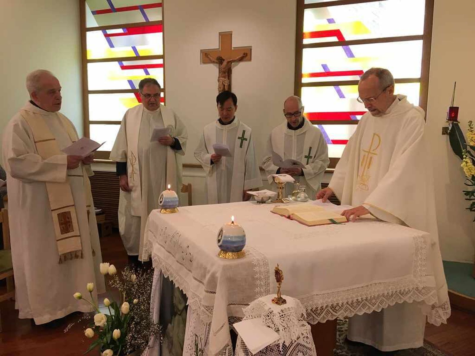 El padre Francesc Mulet, escolapi presidint l'Eucaristia