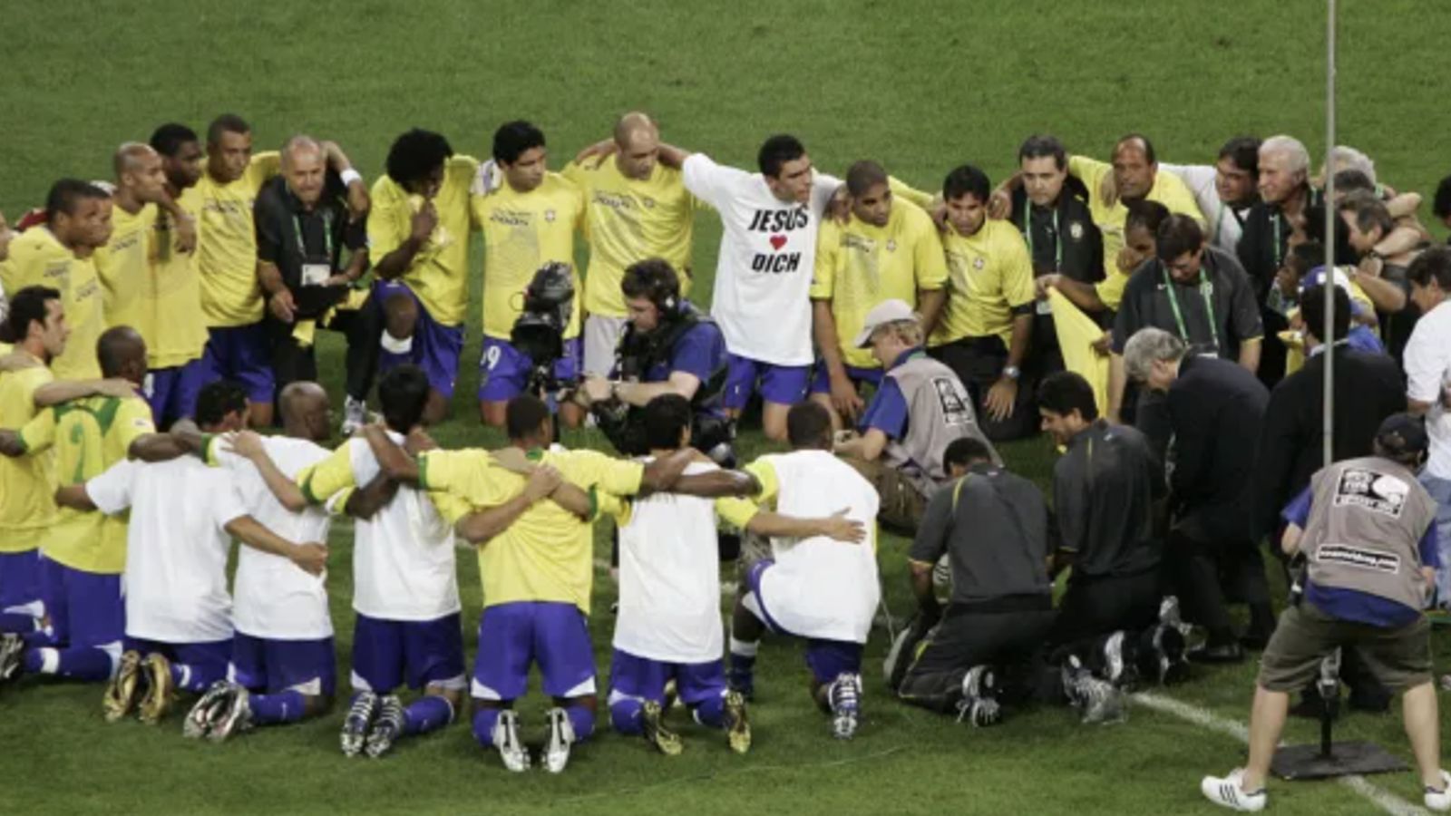 Futbolistas de Brasil, rezando