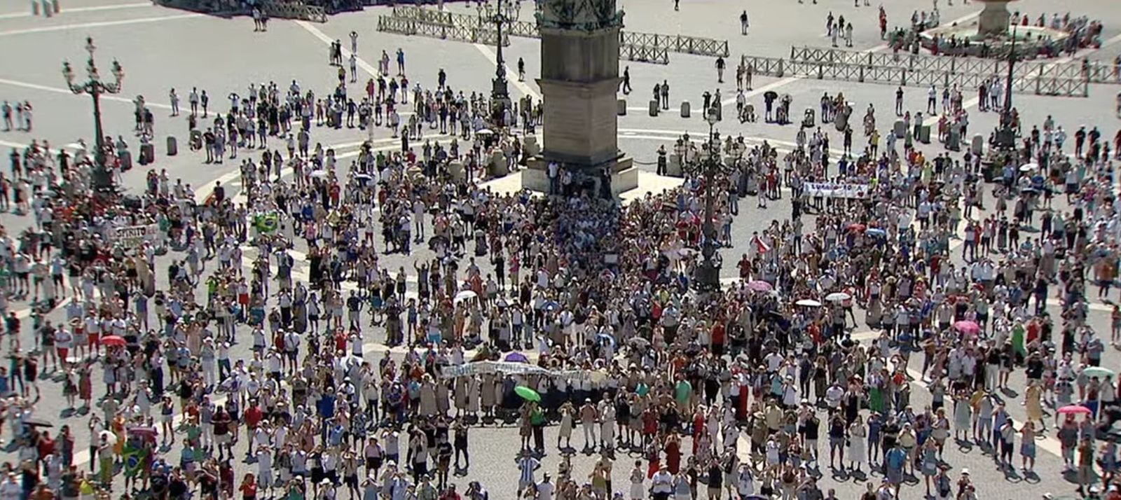 Fieles en el Angelus