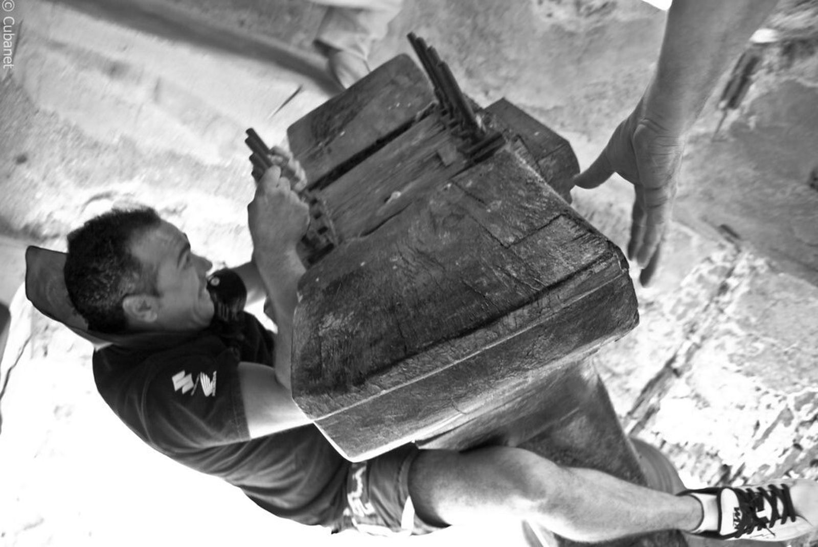 Los mozos voltean las campanas agarrados fuertemente a ellas el Domingo de Pascua