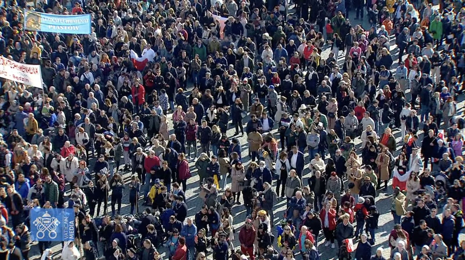 Los fieles escuchan las palabras del Papa en el ángelus