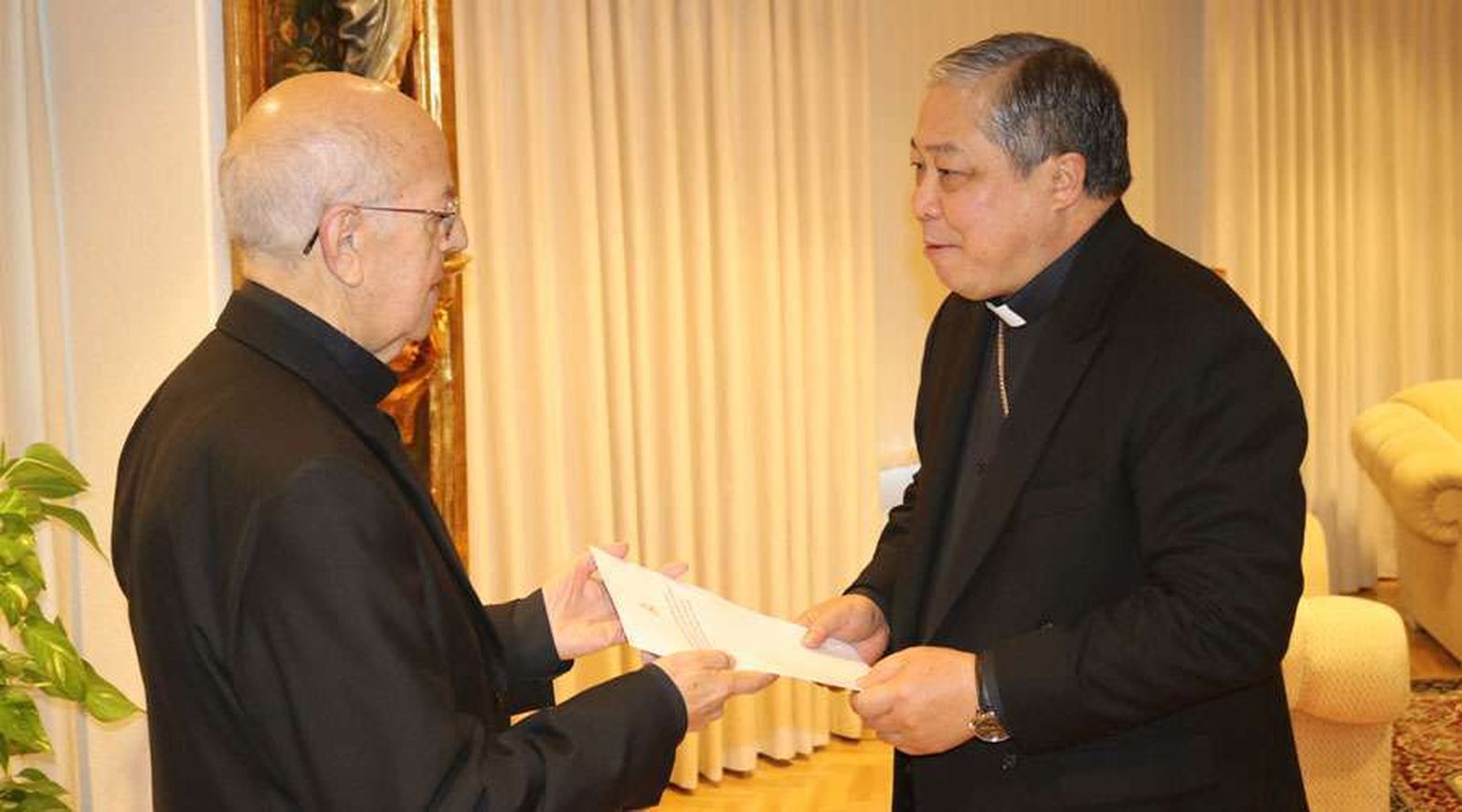 Cardenal Ricardo Blázquez y Mons. Bernardito Auza