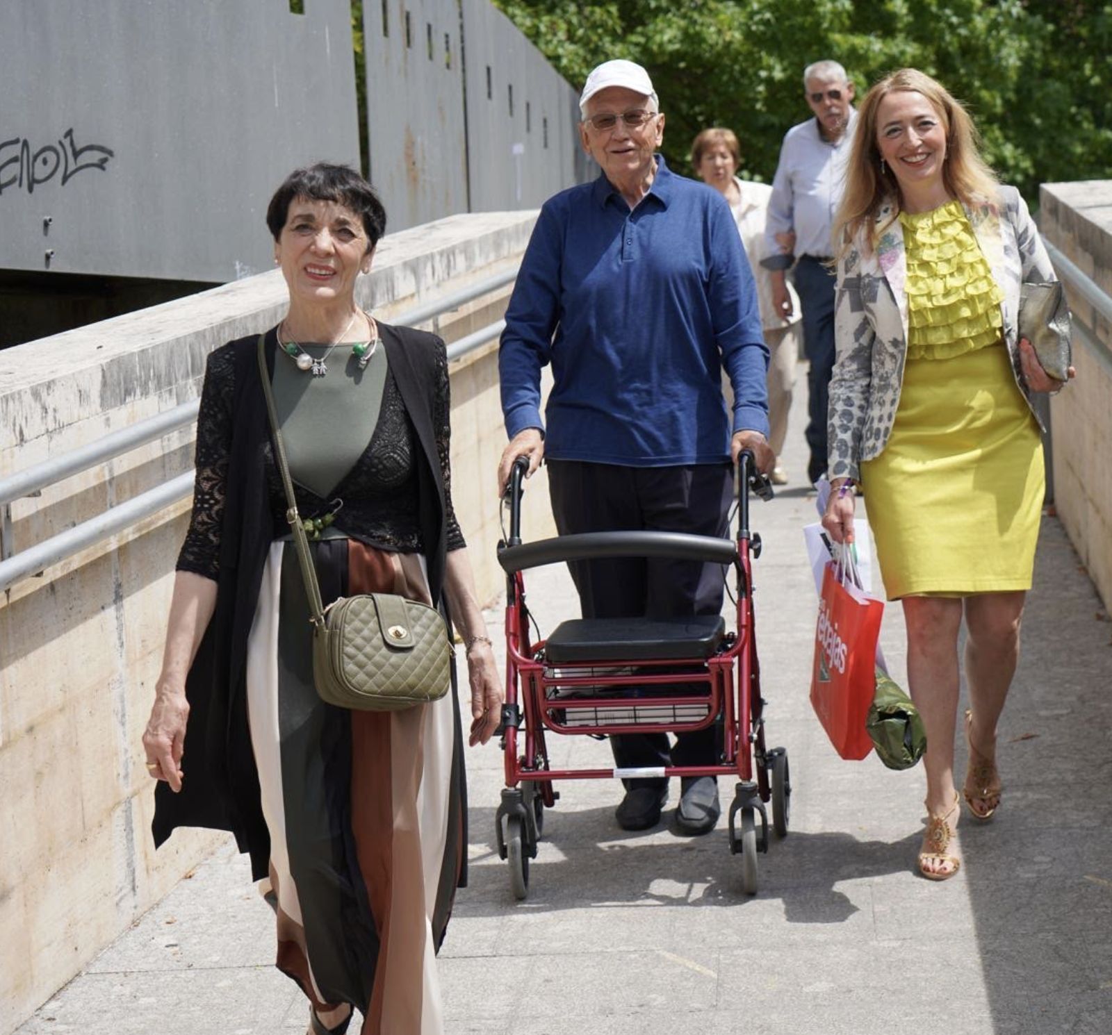 Amelibia, su mujer y su hija