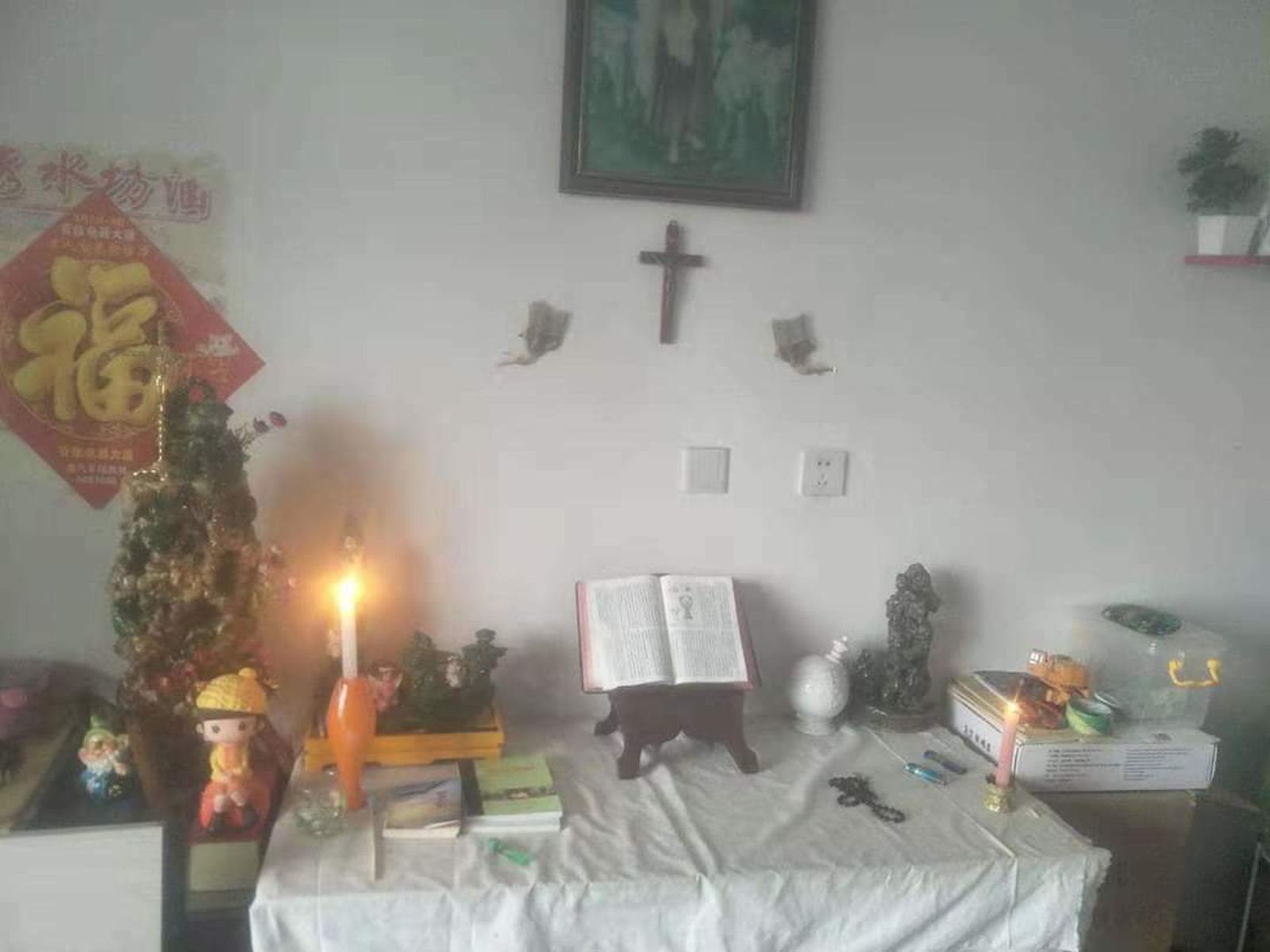 Un altar doméstico para la celebración íntima de los chinos católicos ante la emergencia del virus