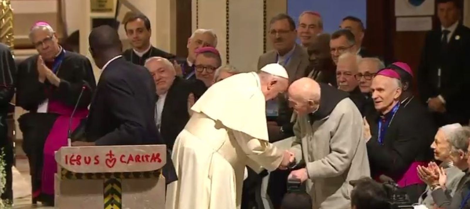 El Papa saluda al Hermano Jean-Pierre