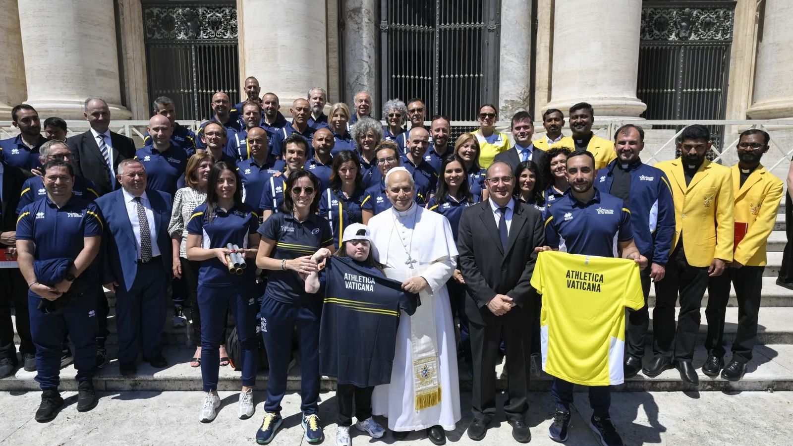 León XIV, con la Athletica Vaticana