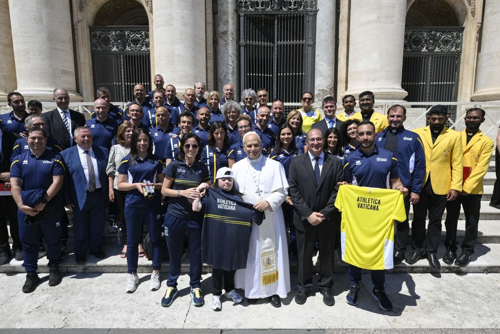 León XIV, con la Athletica Vaticana