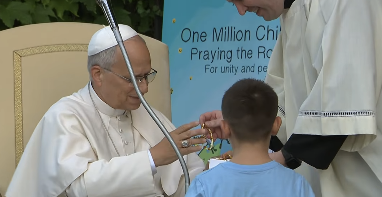 El Papa, con uno de los niños que rezan el Rosario