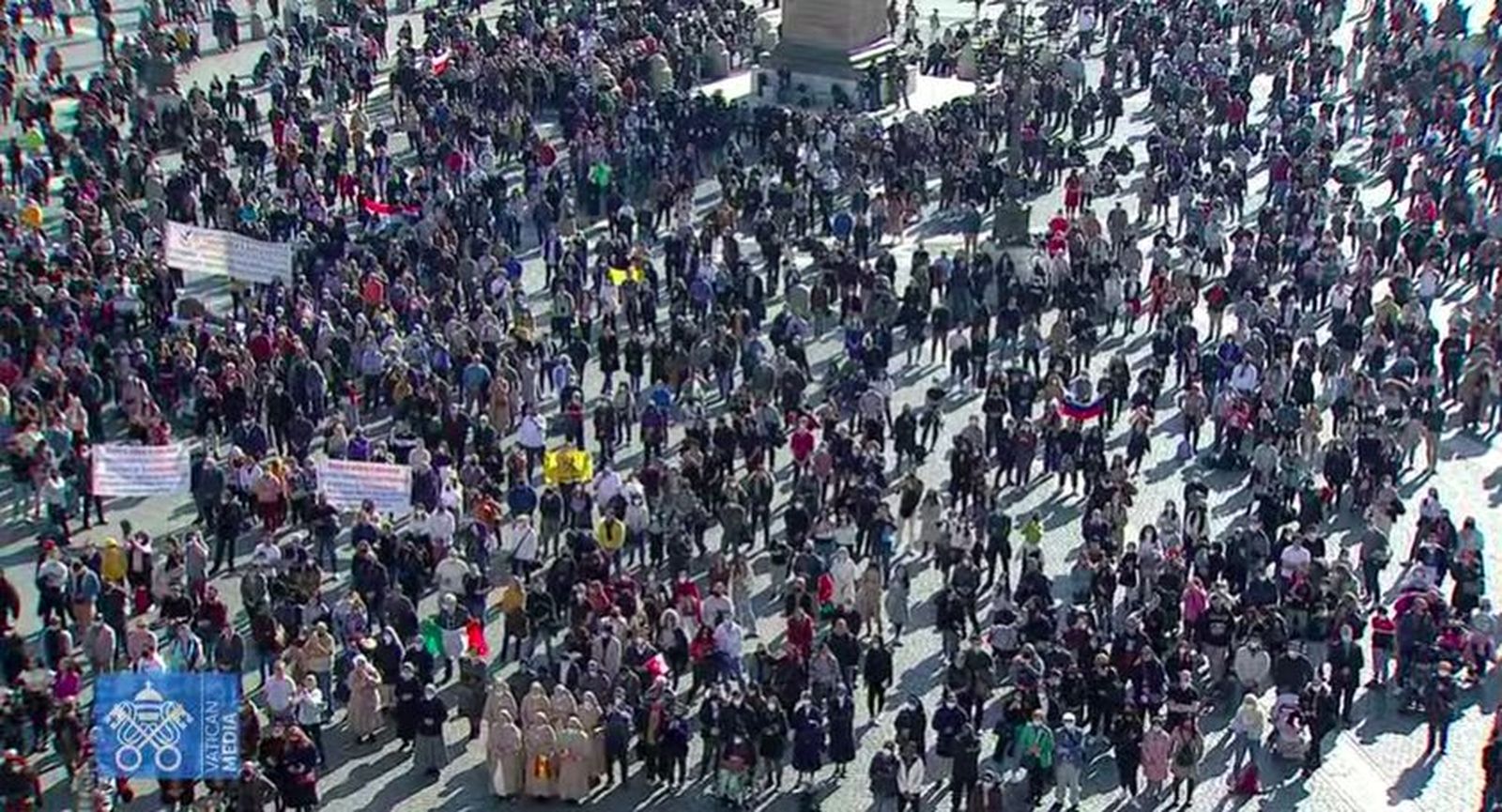 Cientos de fieles en el Angelus del Papa de hoy