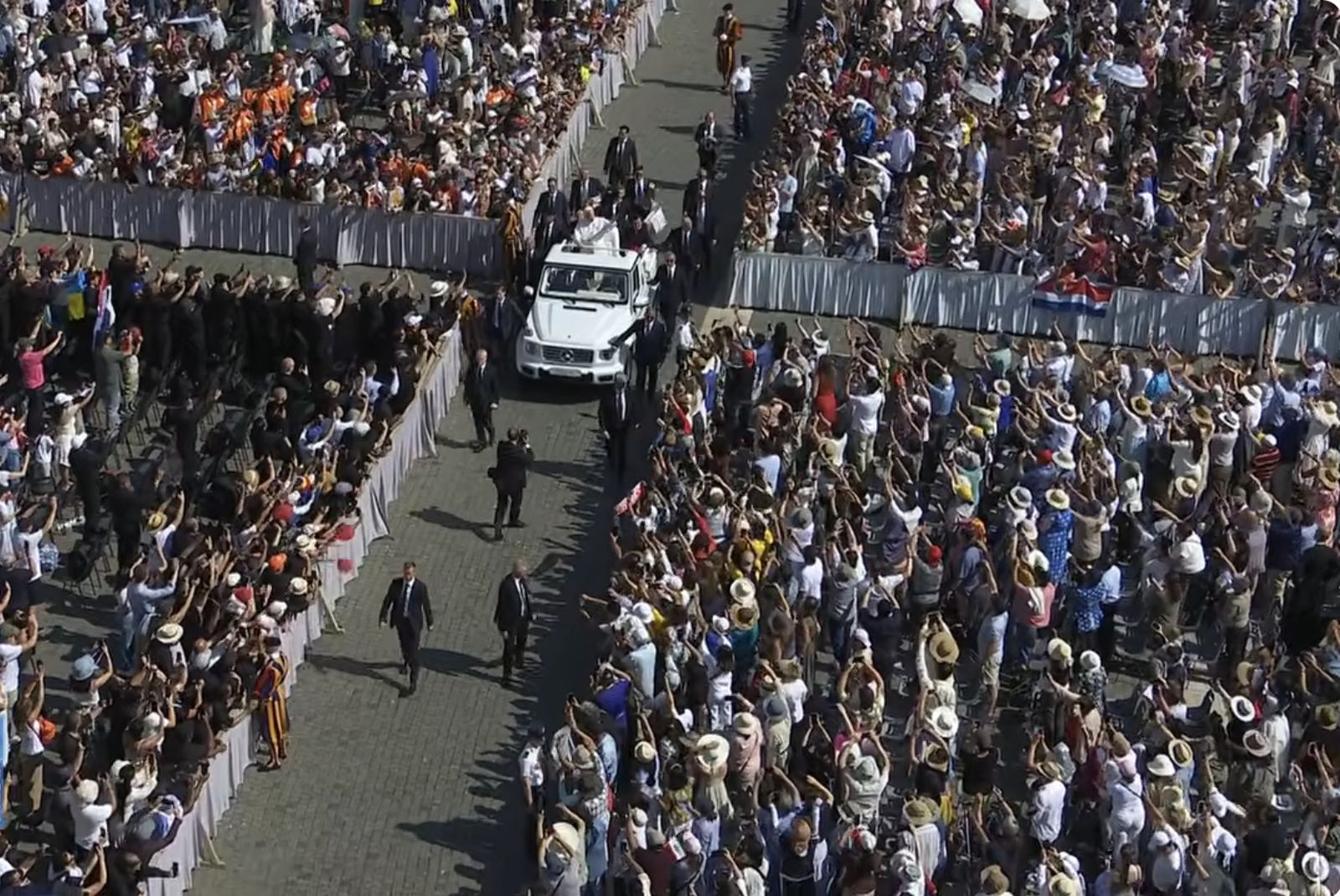 El Papa saluda a los fieles en la plaza de San Pedro
