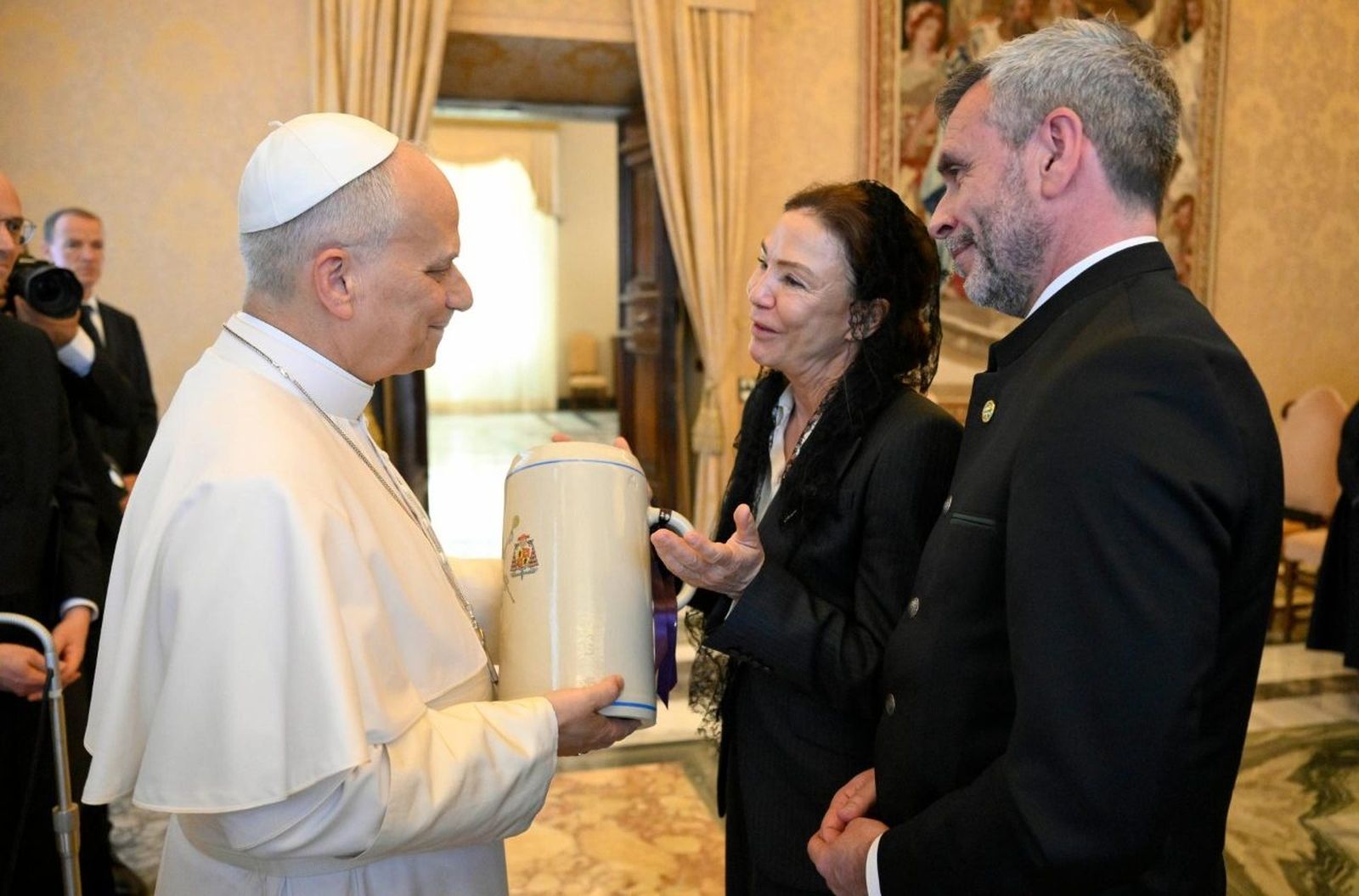 El Papa recibe en la audencia una jarra alemana de cerveza