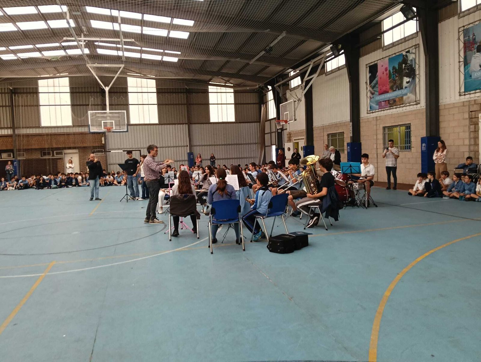 Homenaje del colegio Sagrada Familia. Patronato de la Juventud Obrera (PJO) de Valencia a las víctimas de la dana