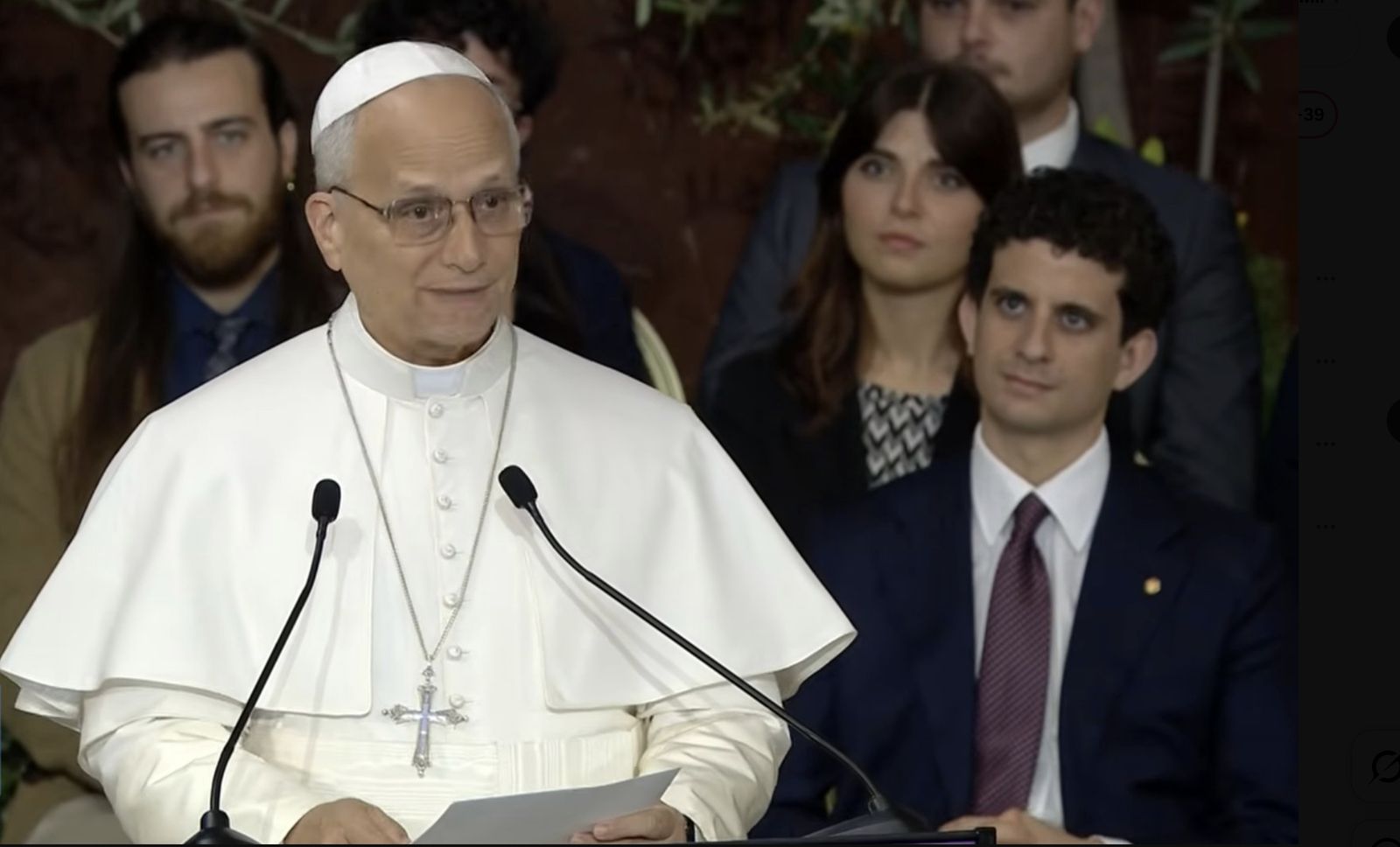 El Papa lee su discurso en la Sapienza