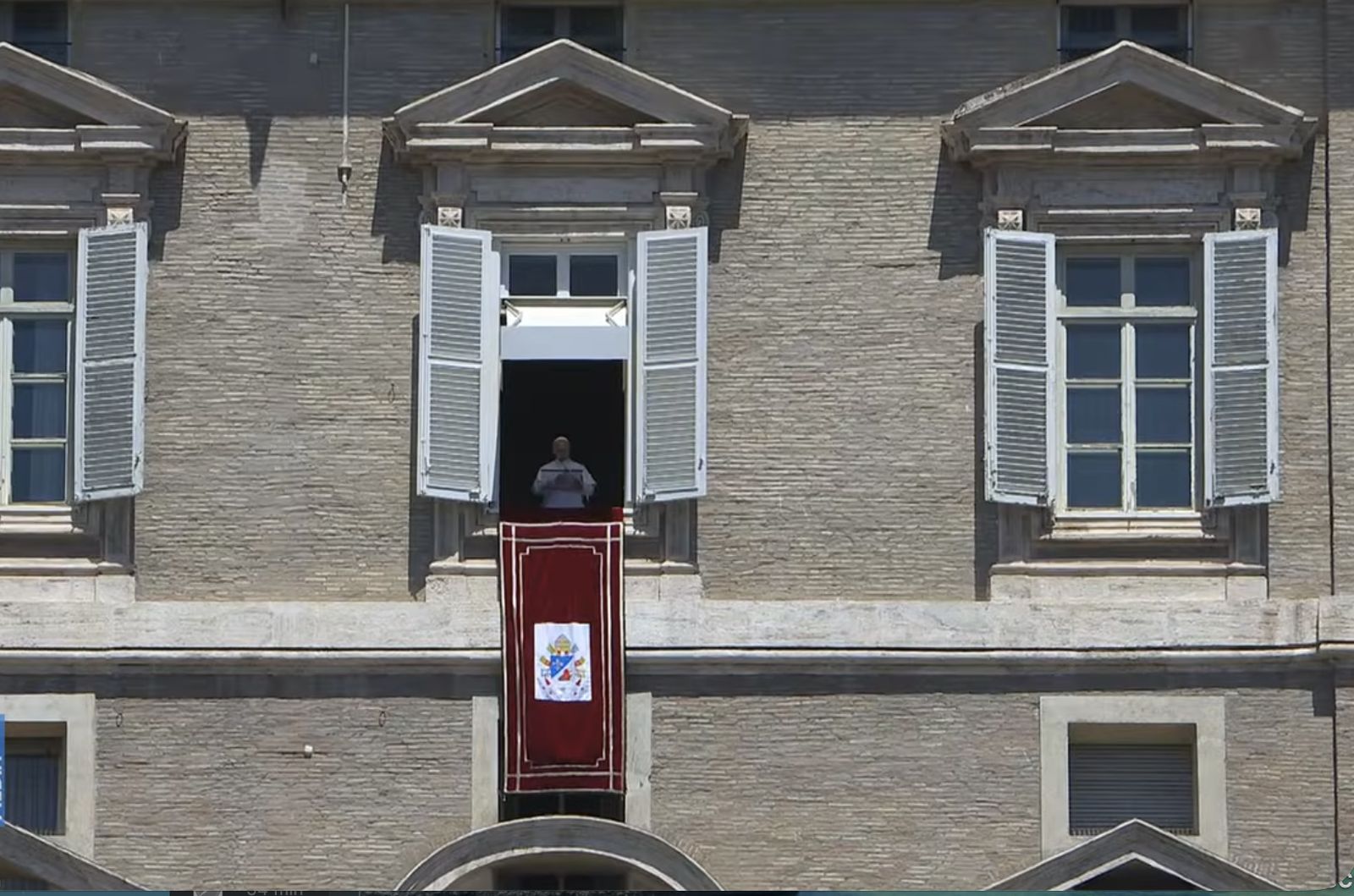 El Papa se asoma al balcón del Palacio Apostólico