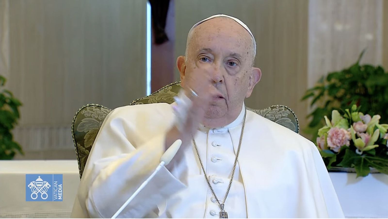 Francisco, en la bendición, donde se aprecia en su mano derecha la vía cogida por los saniyatrios para las pruebas médicas por su inflamación del pulmón