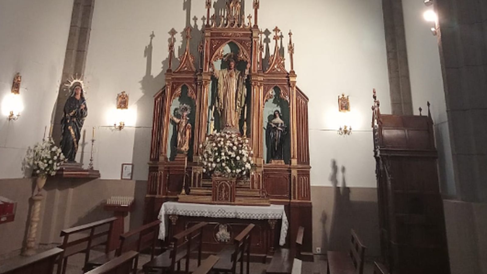 Detalle de la Iglesia de San Andrés de Fontei, donde vecinos y estudios locales creen reconocer ecos del lenguaje de Antoni Gaudí.
