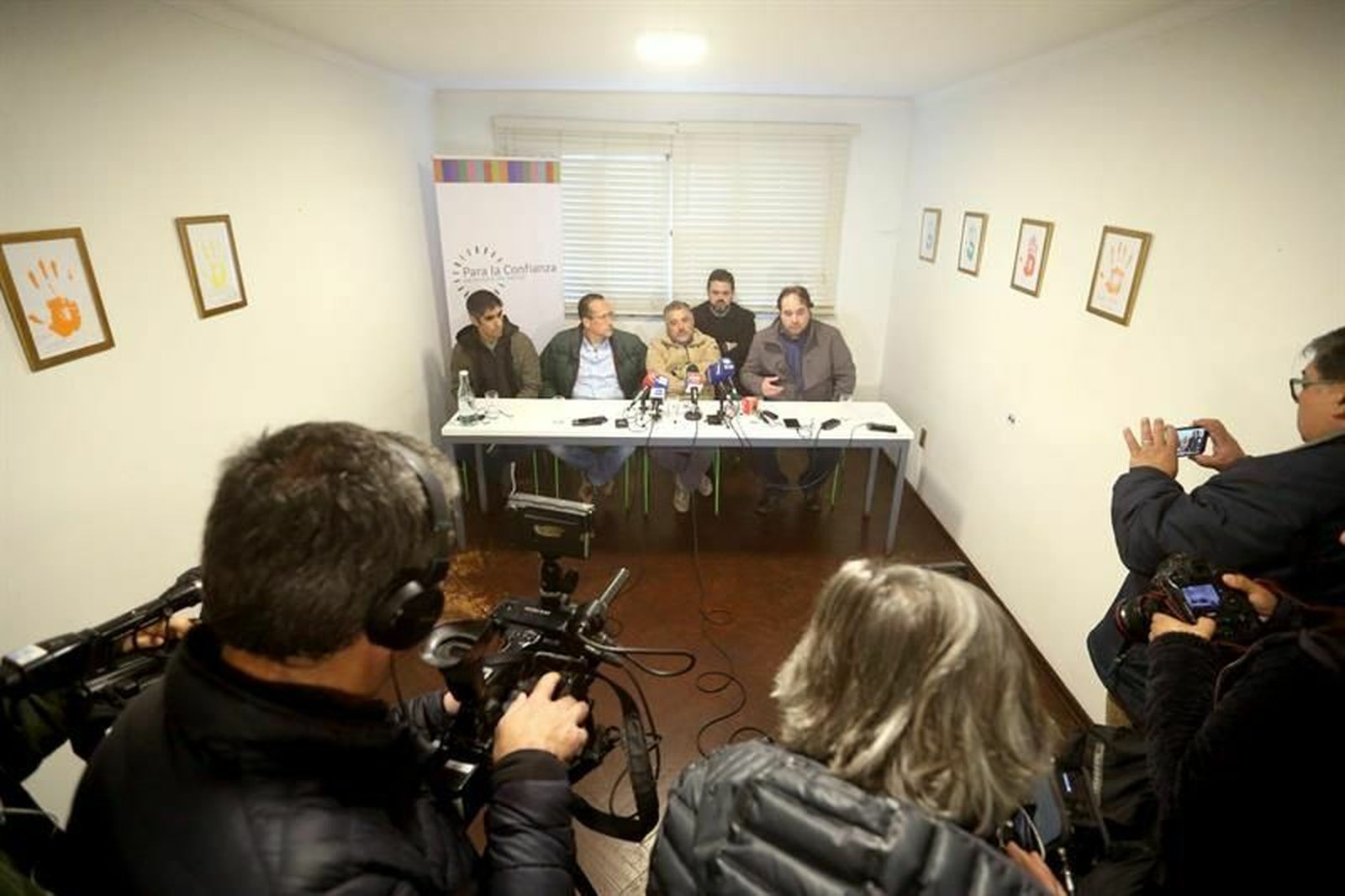 Los exseminaristas y denunciantes de haber sufrido abusos sexuales en el interior de la diócesis de Valparaíso: Gustavo Donoso (i), Marcelo Rodríguez (ci), Marcelo Soto (c) y Mauricio Pulgar (d), junto al testigo en la causa, Sebastián del Río (cd)