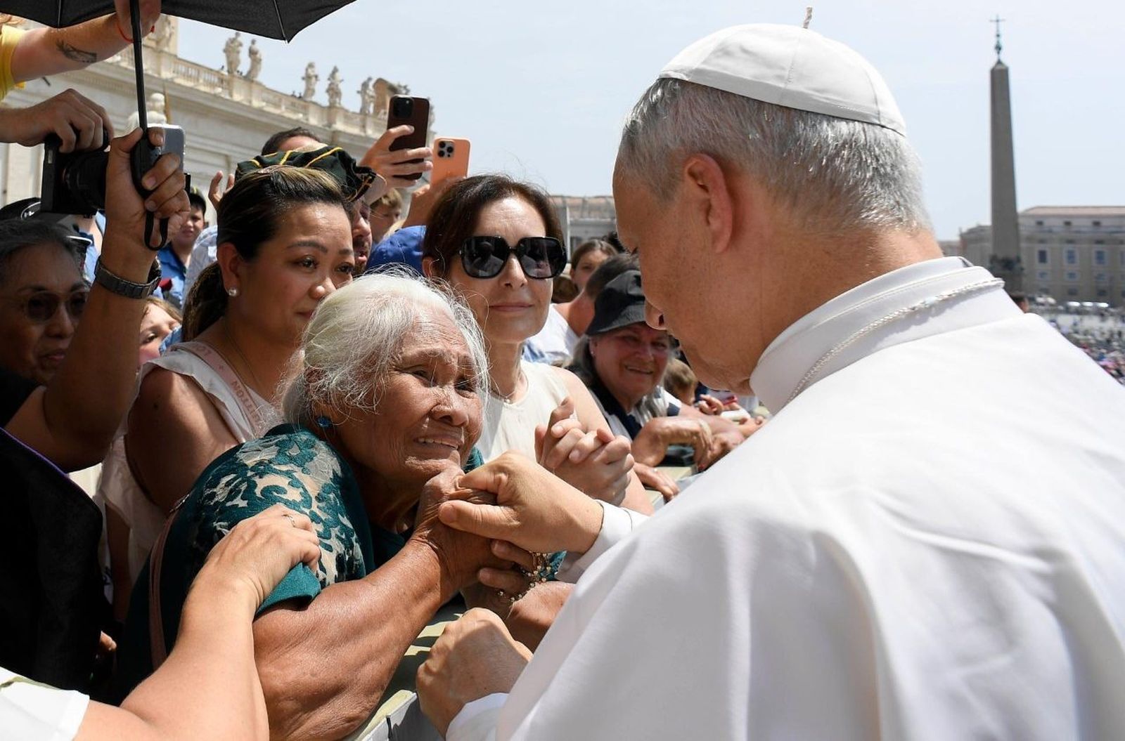 León XIV saluda a una anciana
