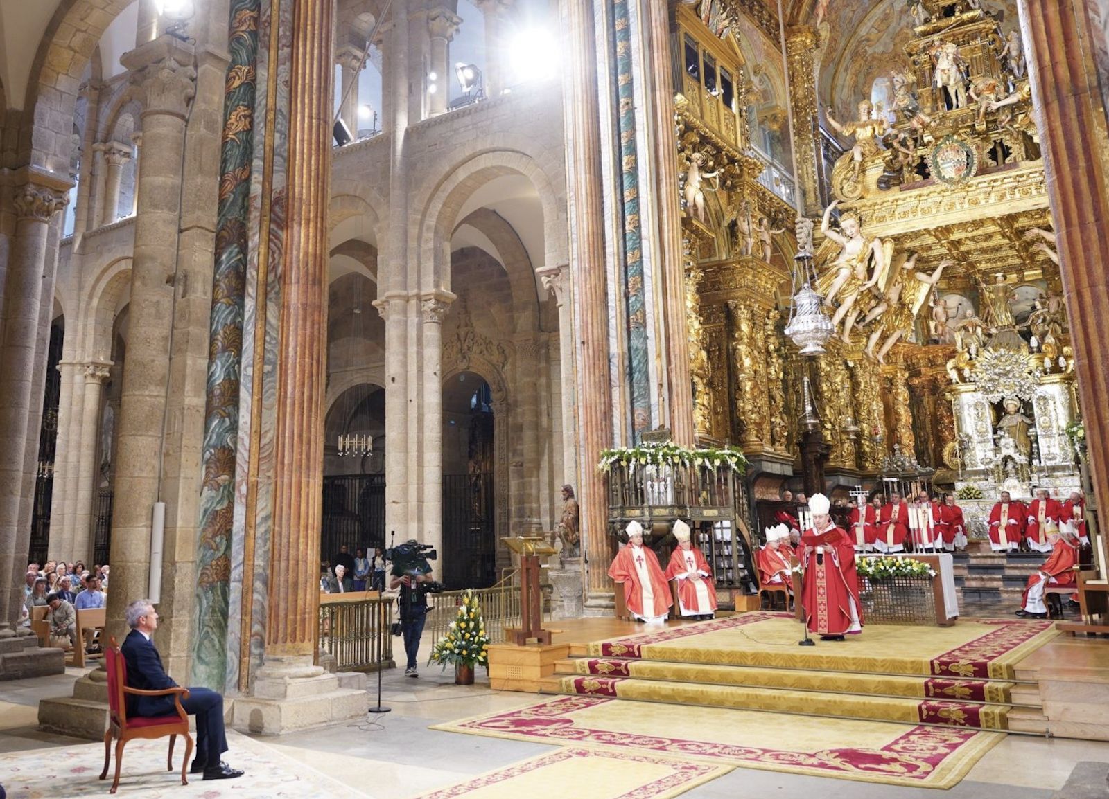 Alfonso Rueda, sentado, escucha la homilía de Francisco Prieto en la ceremonia de la ofrenda al Apóstol Santiago