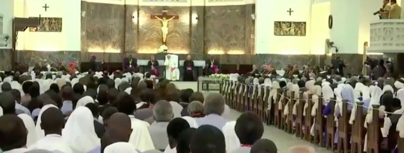 Religiosos, con el Papa en la catedral de Maputo