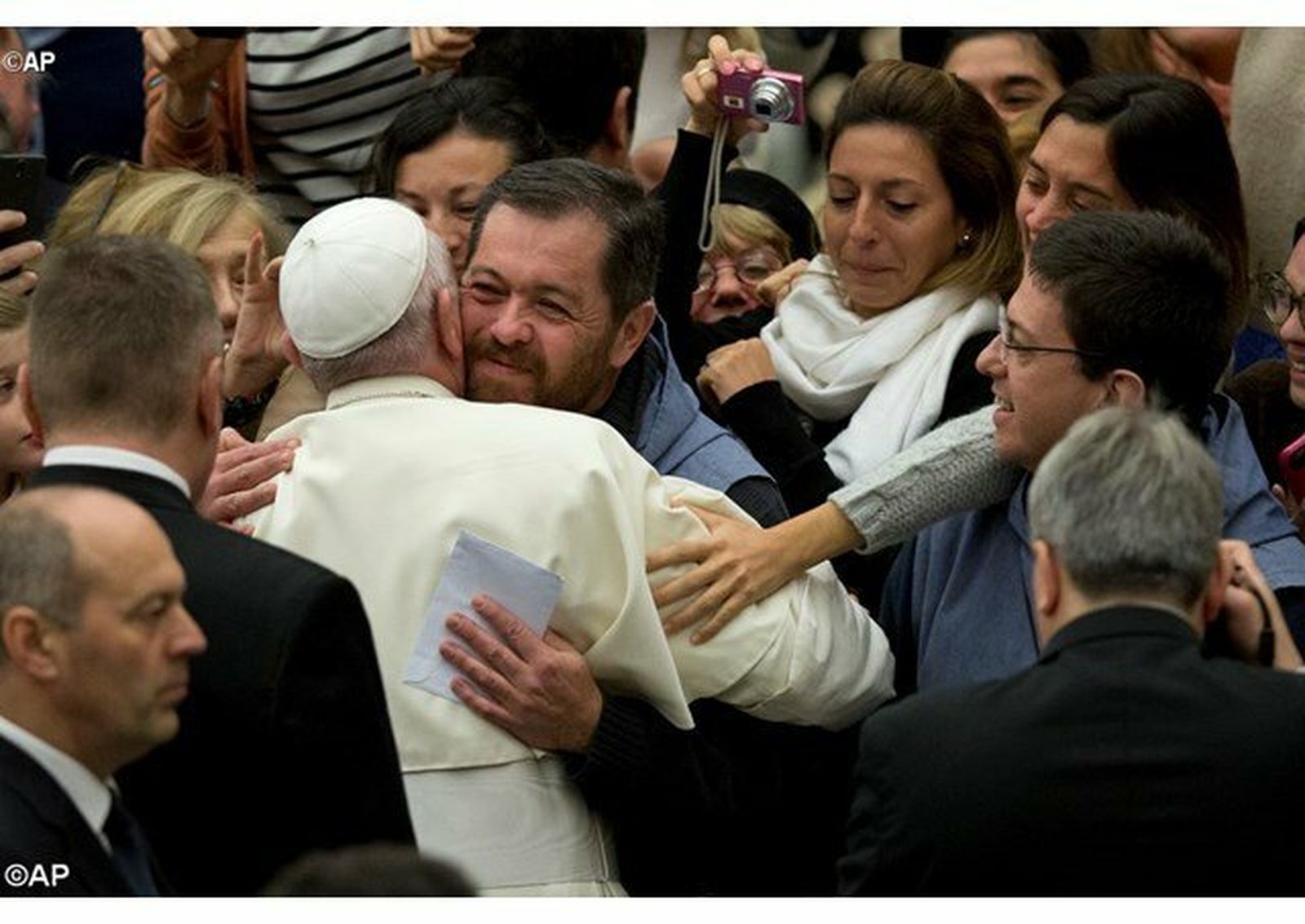 El Papa abraza a un fraile en la audiencia
