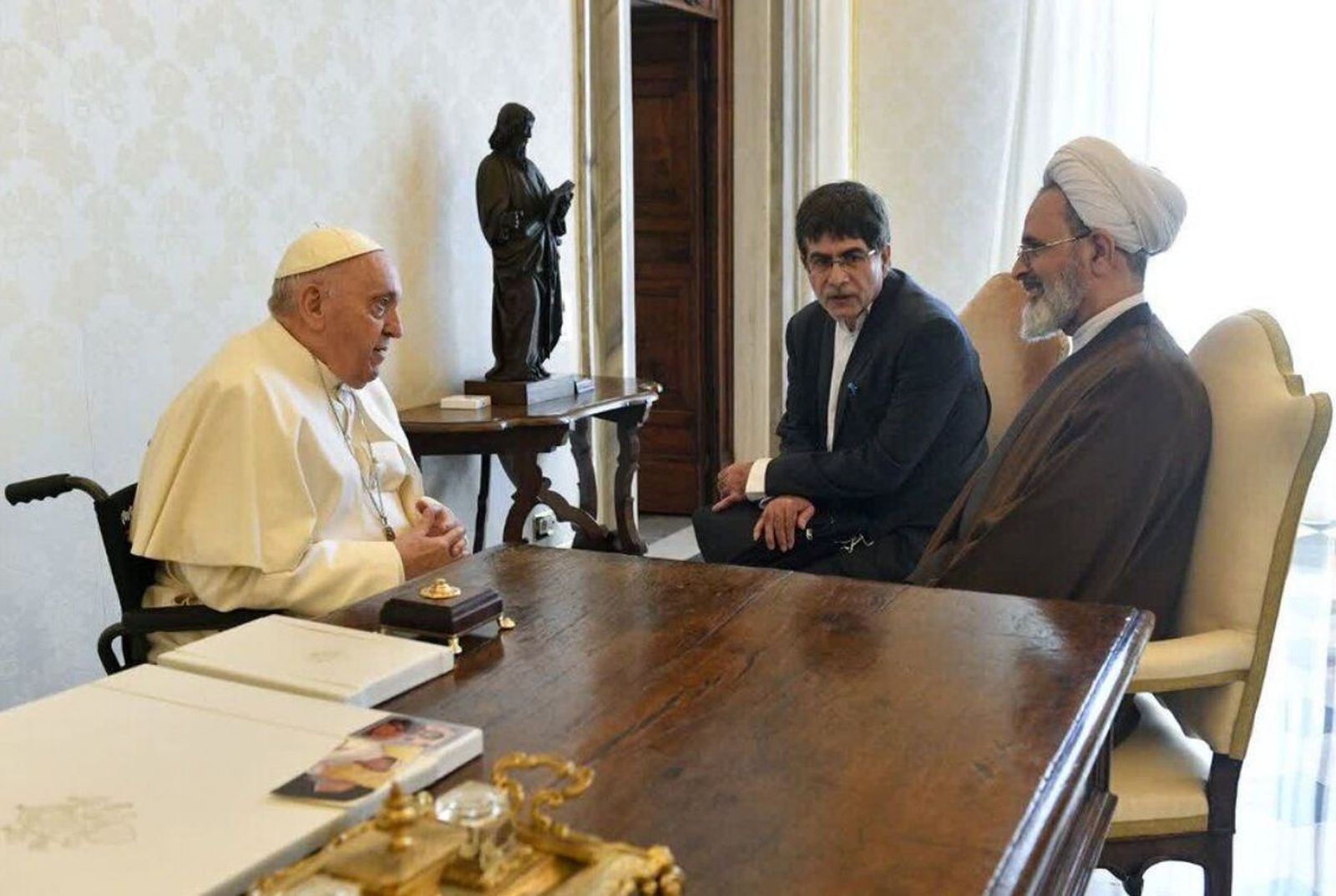 El ayatolá Alireza Arafi, durante un encuentro con el papa Francisco