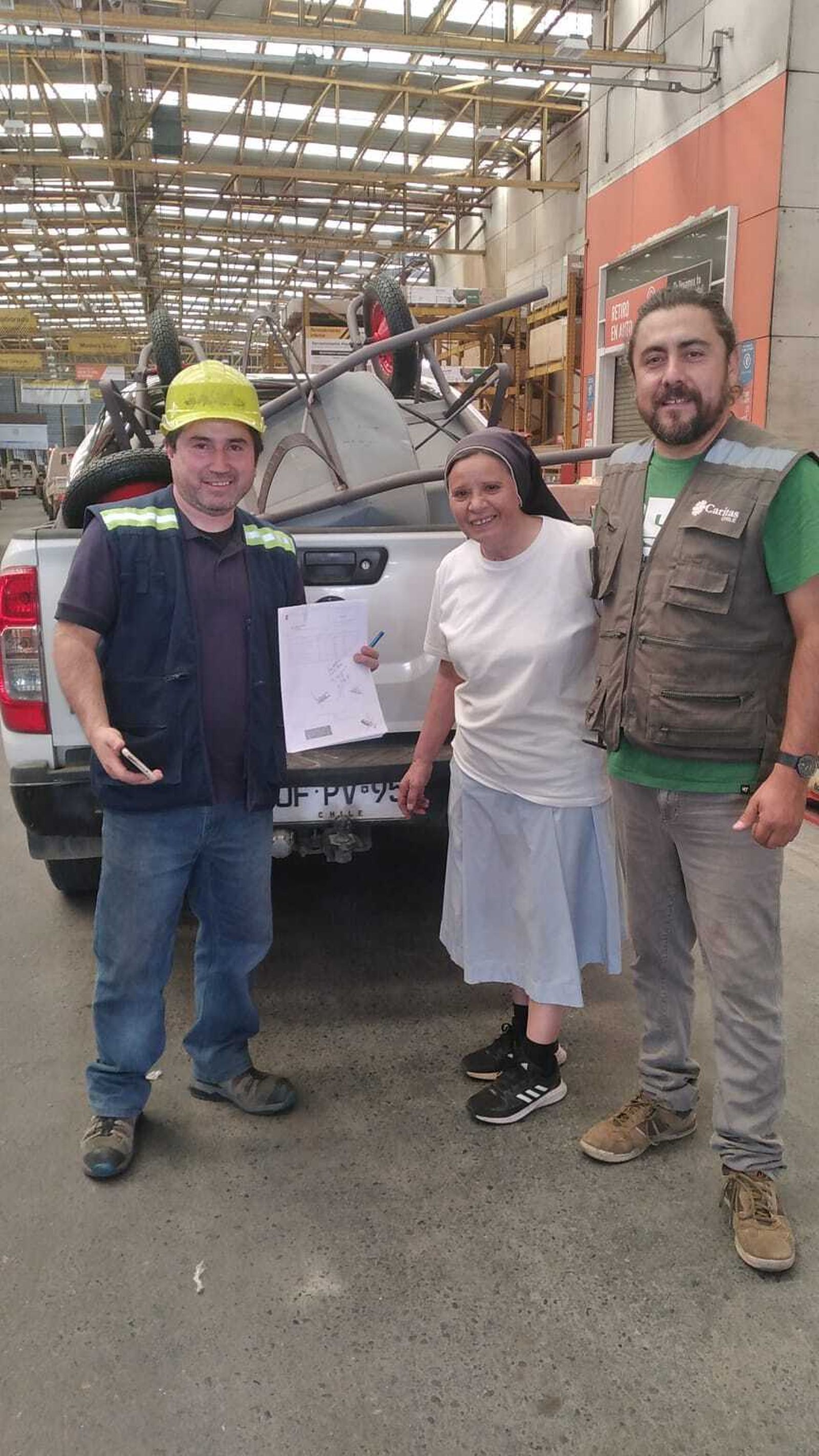 Hermana Patricia Martínez junto a su equipo