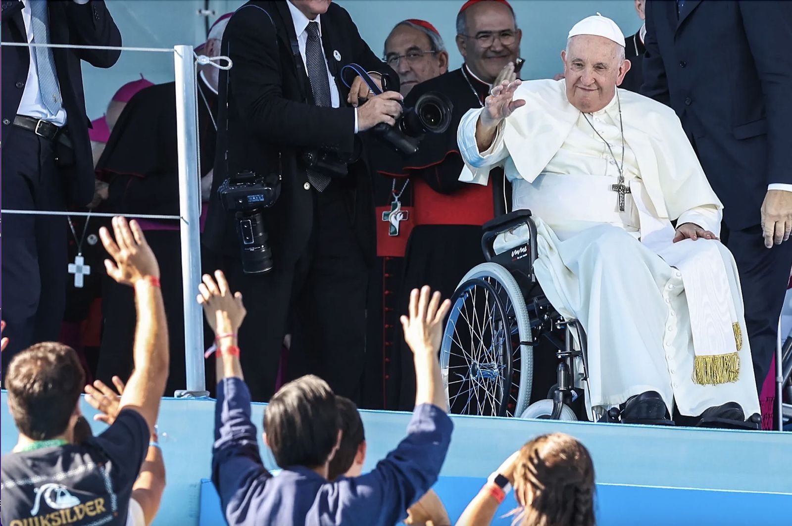 Los jóvenes saludan al papa Francisco en la JMJ de Lisboa