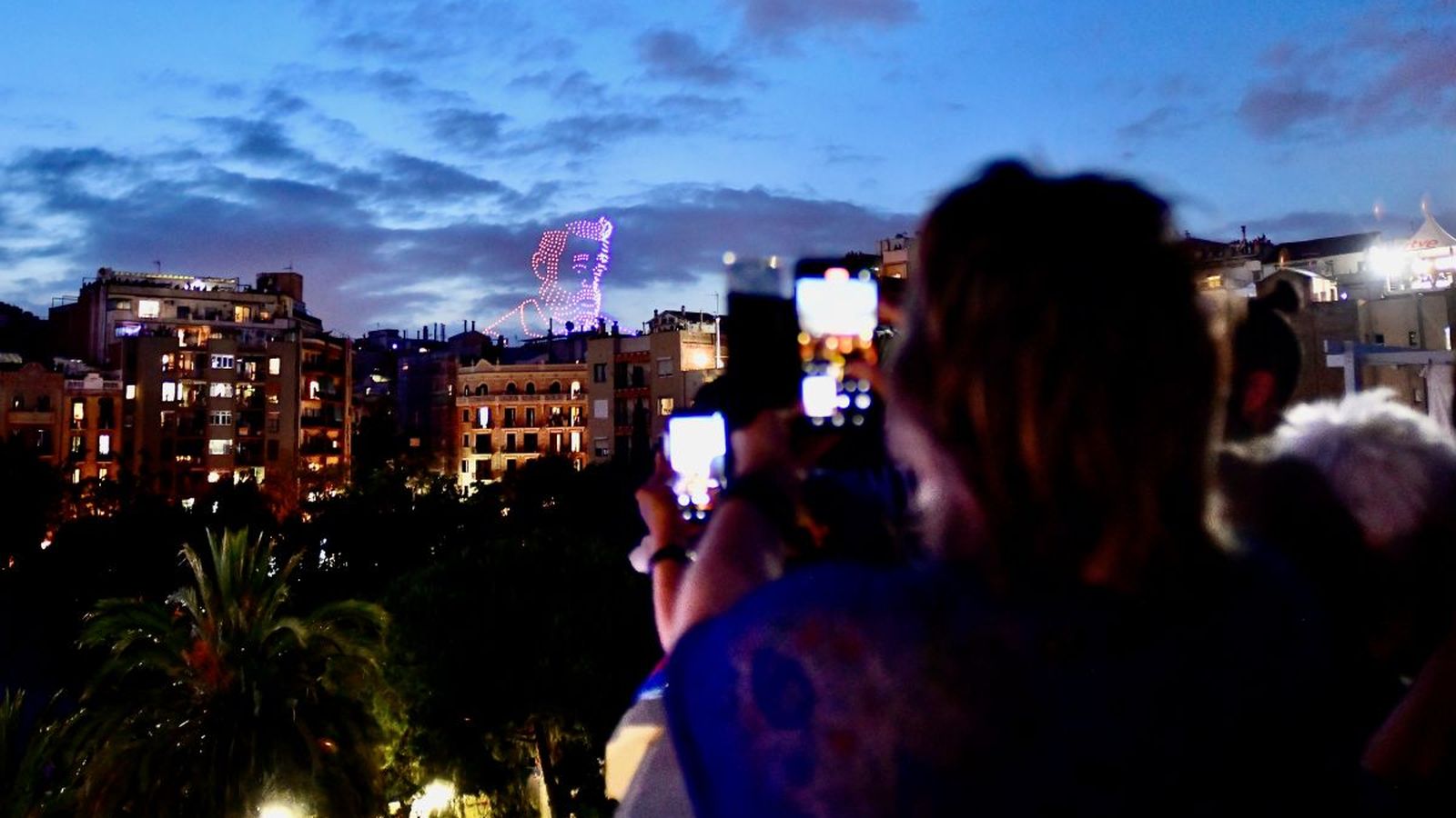 Un rostro de Gaudí dibujado con luces de drones sobre el cielo nocturno durante los ensayos del espectáculo que acompañó la coronación de la Torre de Jesús.