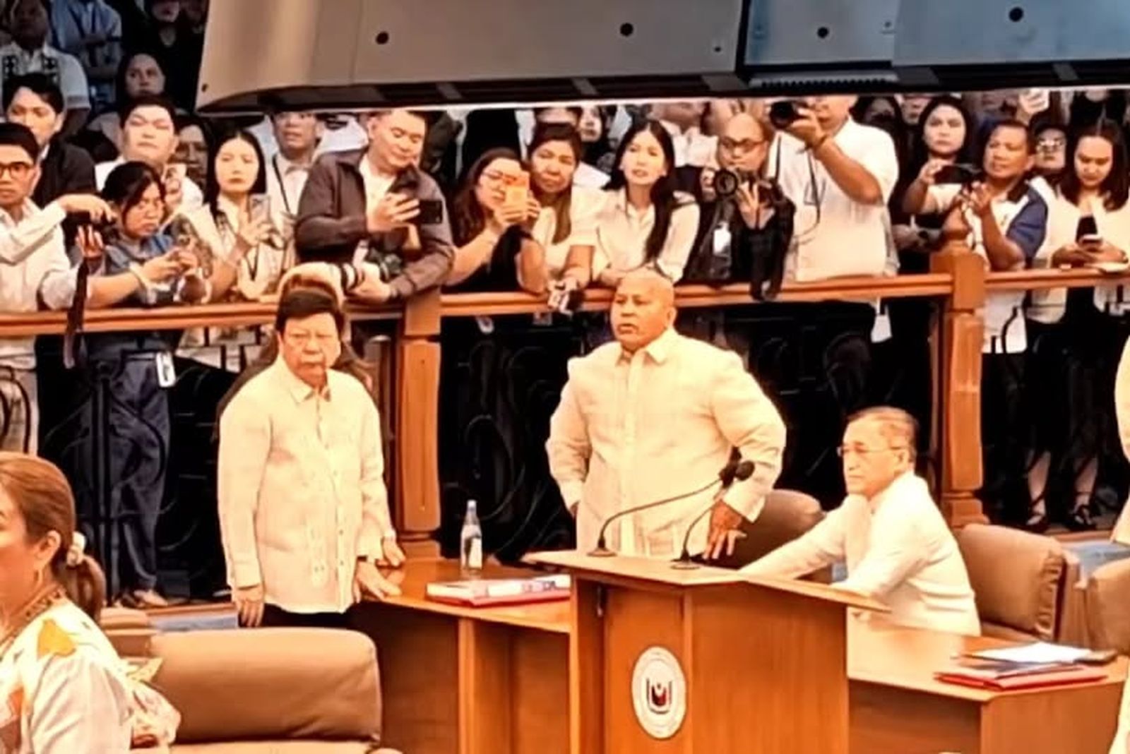 El senador fugitivo Dela Rosa dentro del Senado filipino junto a otros aliados de Duterte
