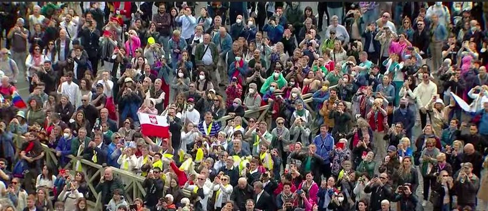 Miles de fieles siguen al Papa